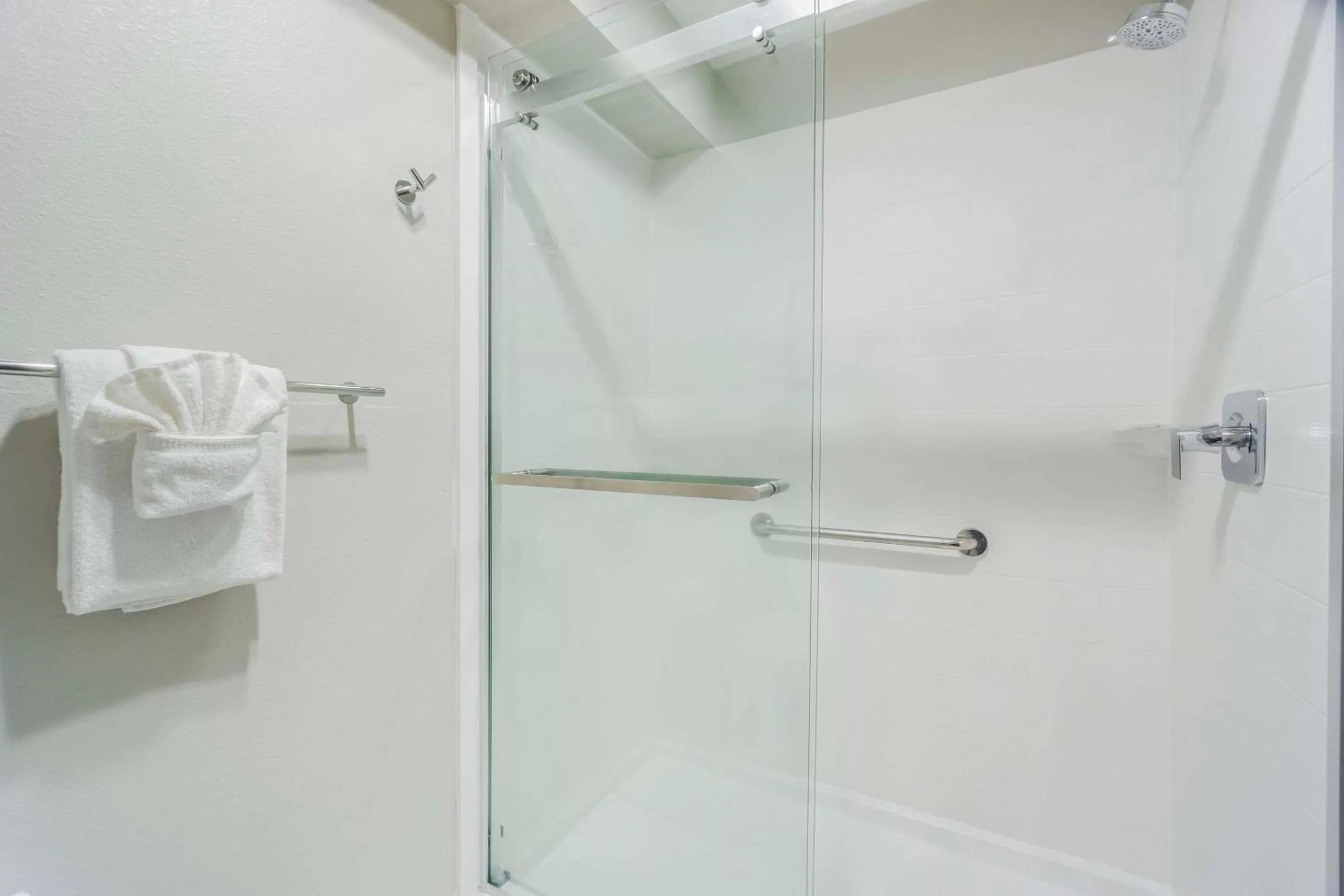 Shower in Comfort Inn & Suites Pacific - Auburn
