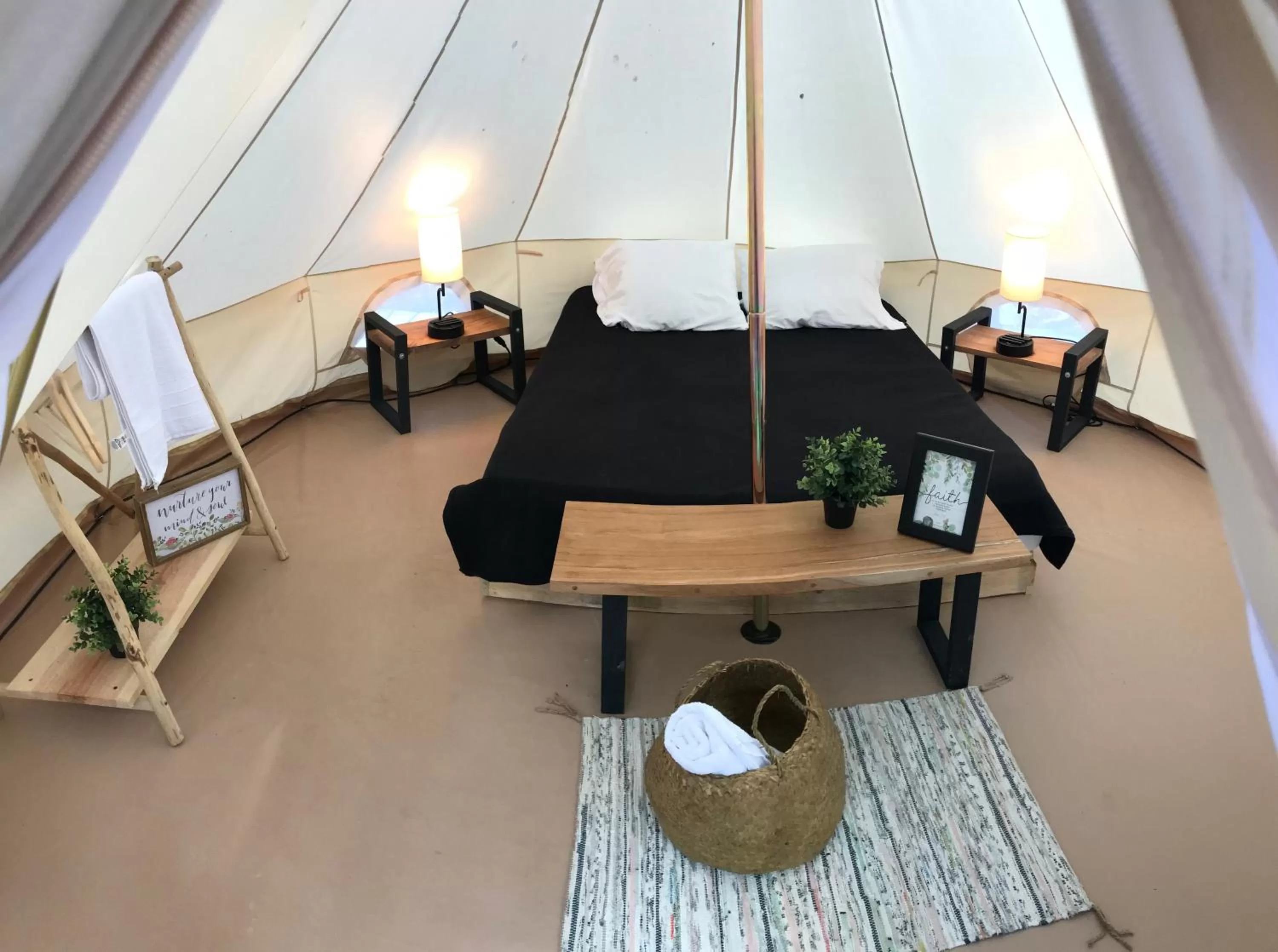 Photo of the whole room in Bayou