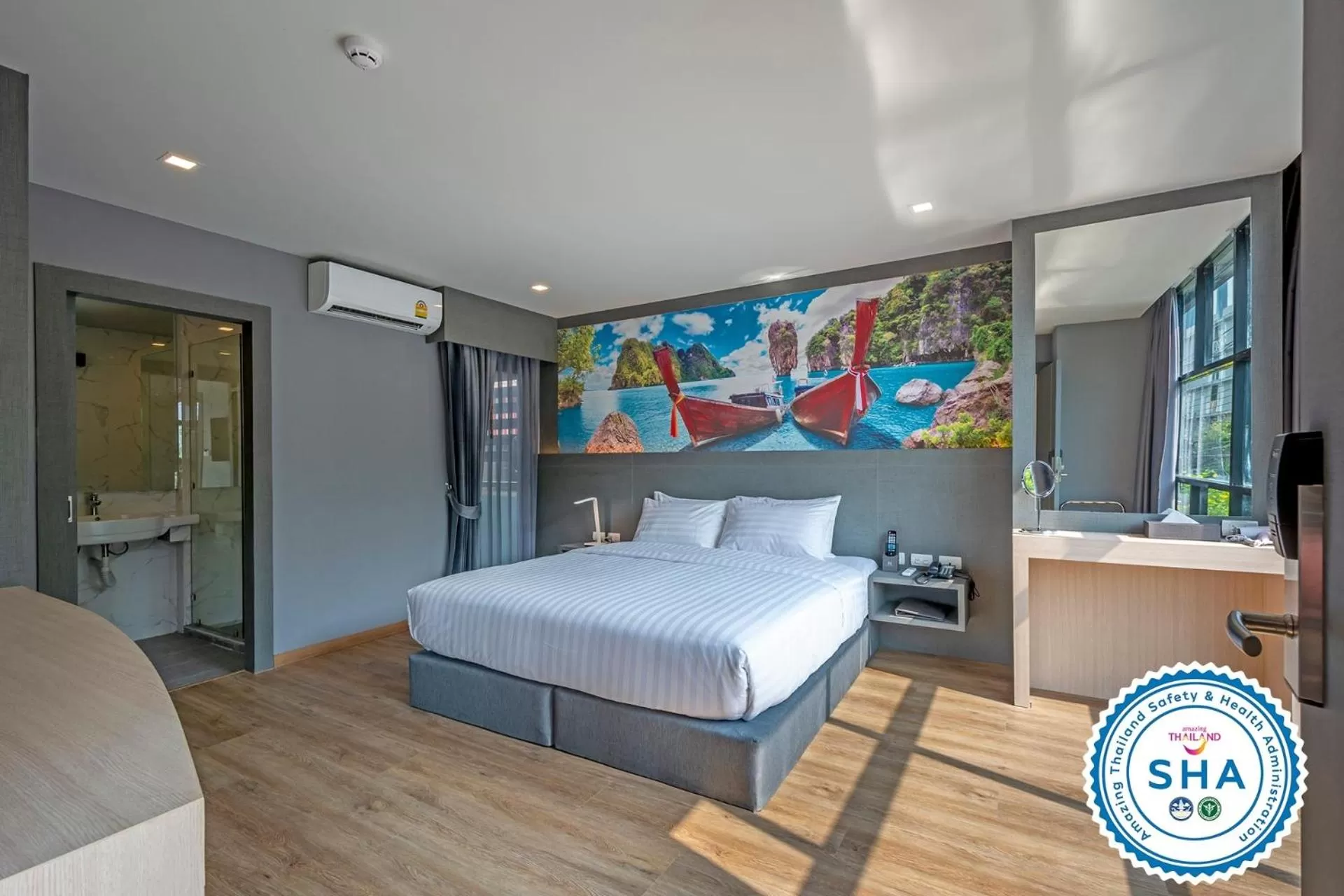 Photo of the whole room in Hyde Park Hotel Bangkok