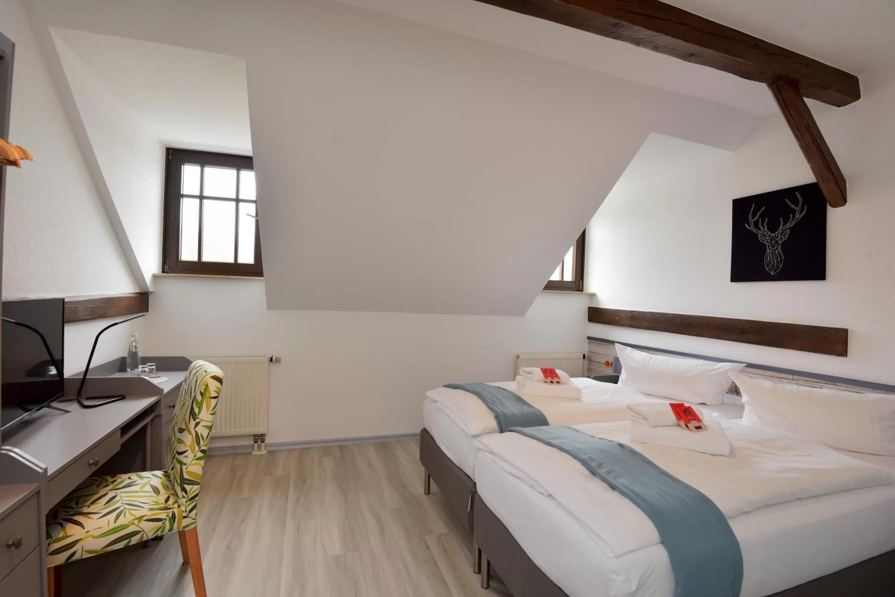 Photo of the whole room, Bed in Landhotel Der Distelhof mit Scheunencafé