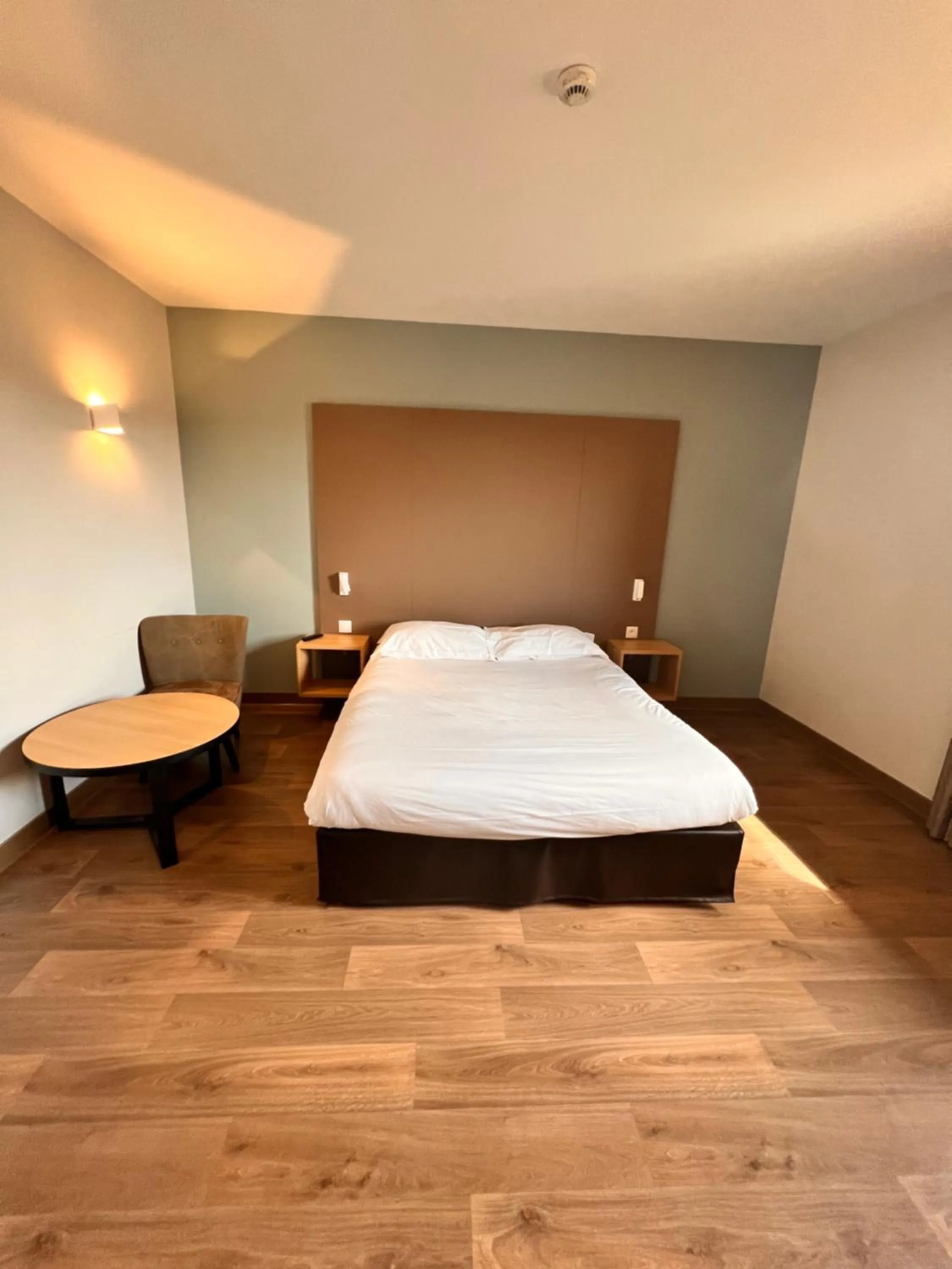 Bedroom, Bed in Campanile Metz Nord - Woippy- Porte du Luxembourg A31