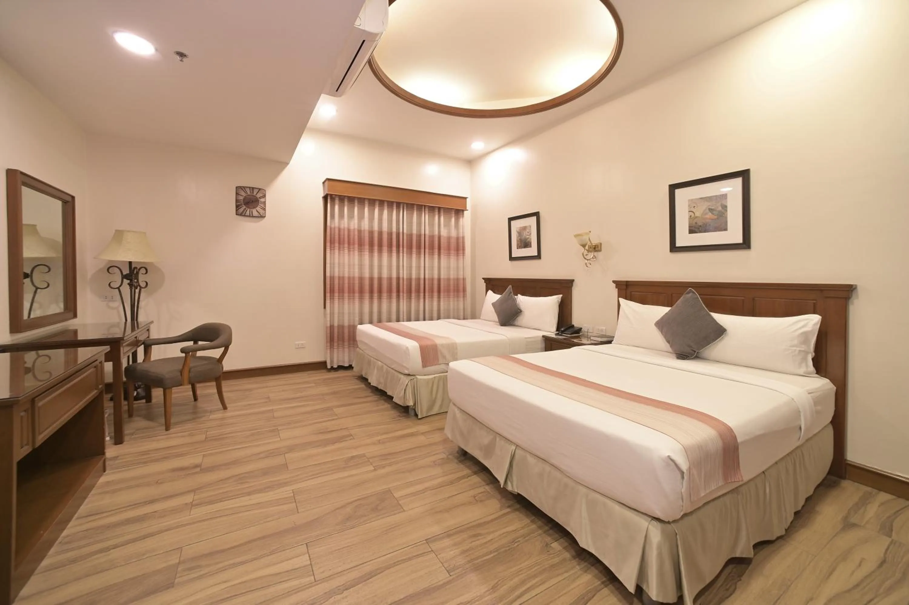 Bedroom, Bed in Paragon Hotel and Suites