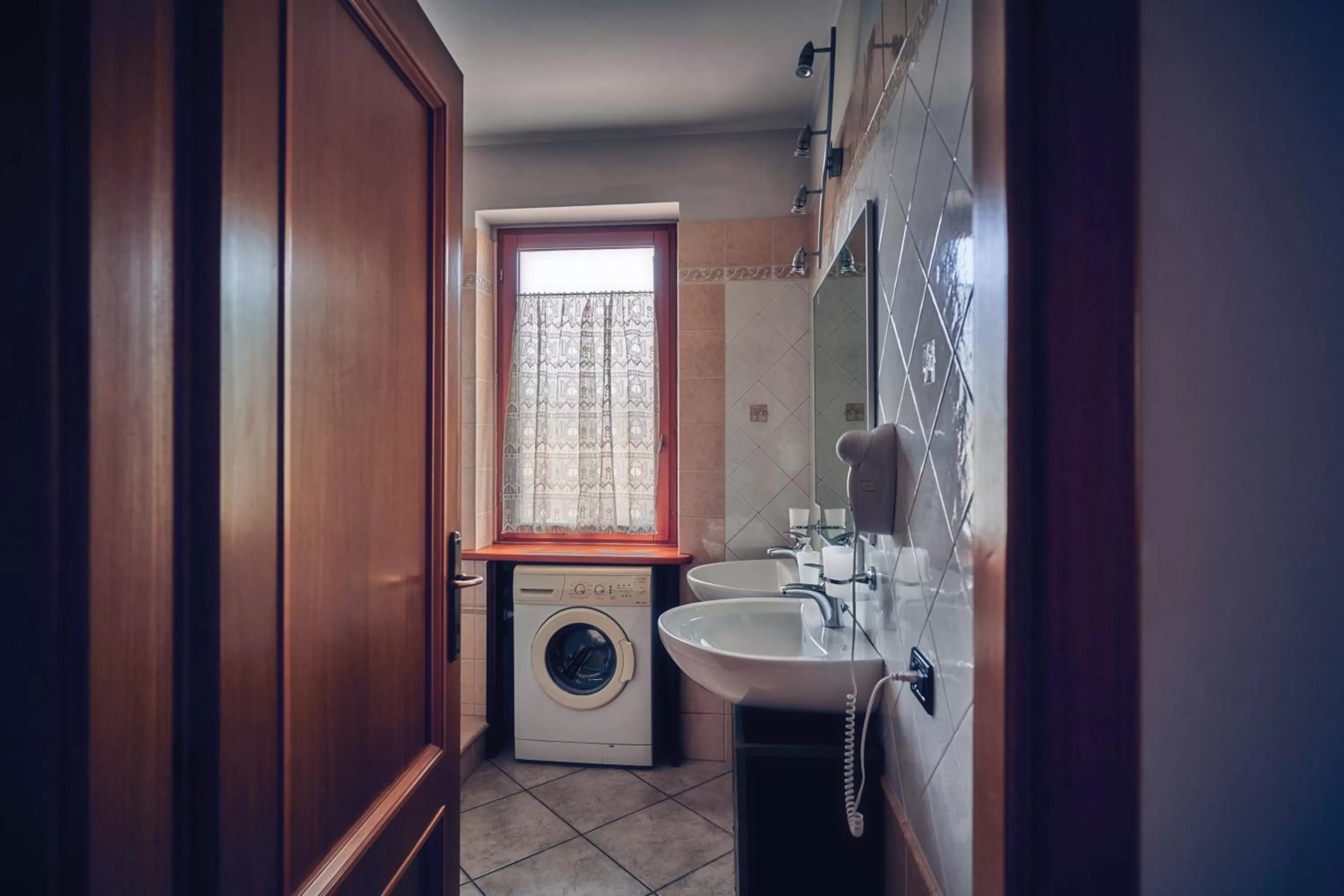 Bathroom in Travelershome Ciampino B&Bs