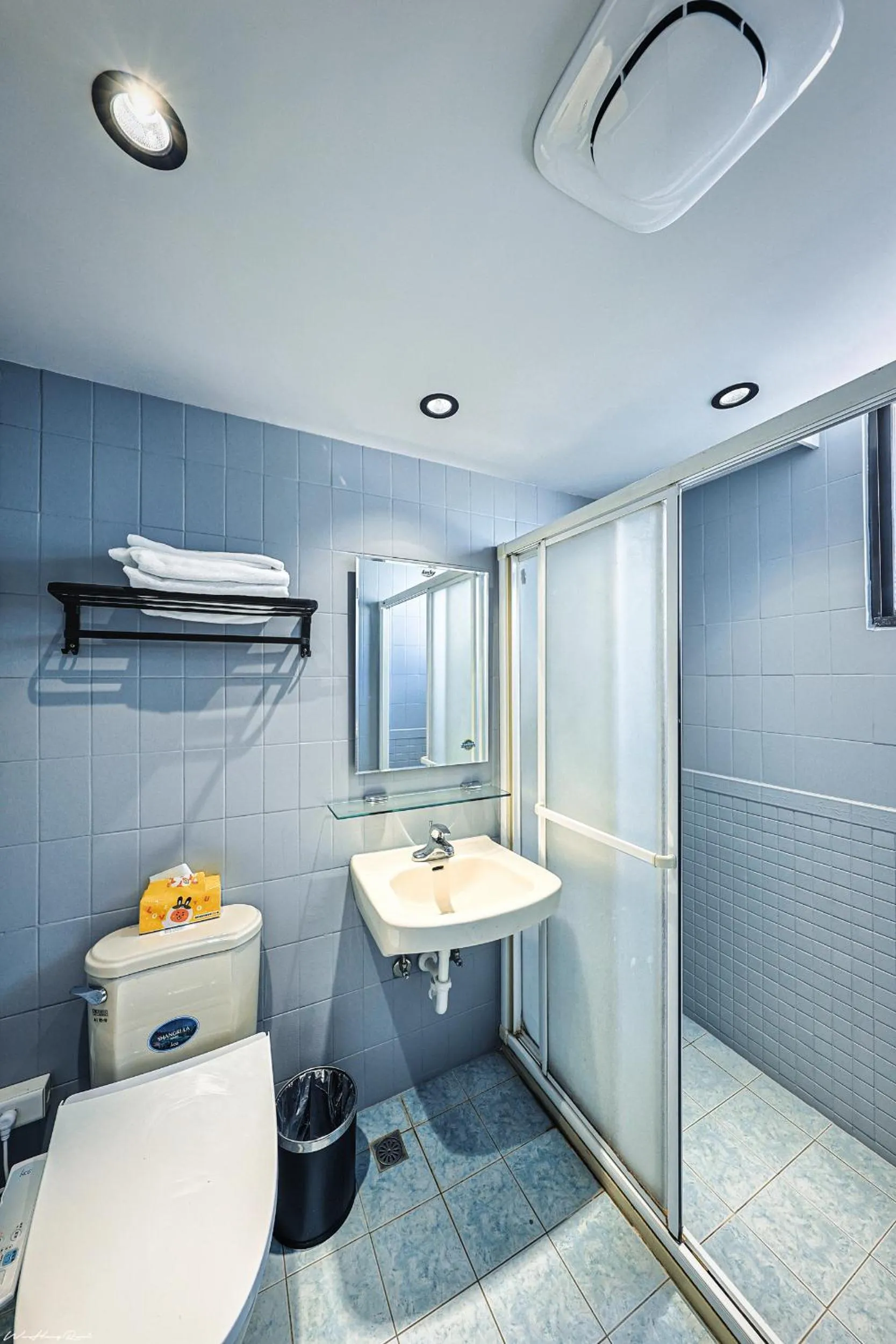 Shower in 亞馨文旅 近東大門夜市 有免費停車場 可自助入住