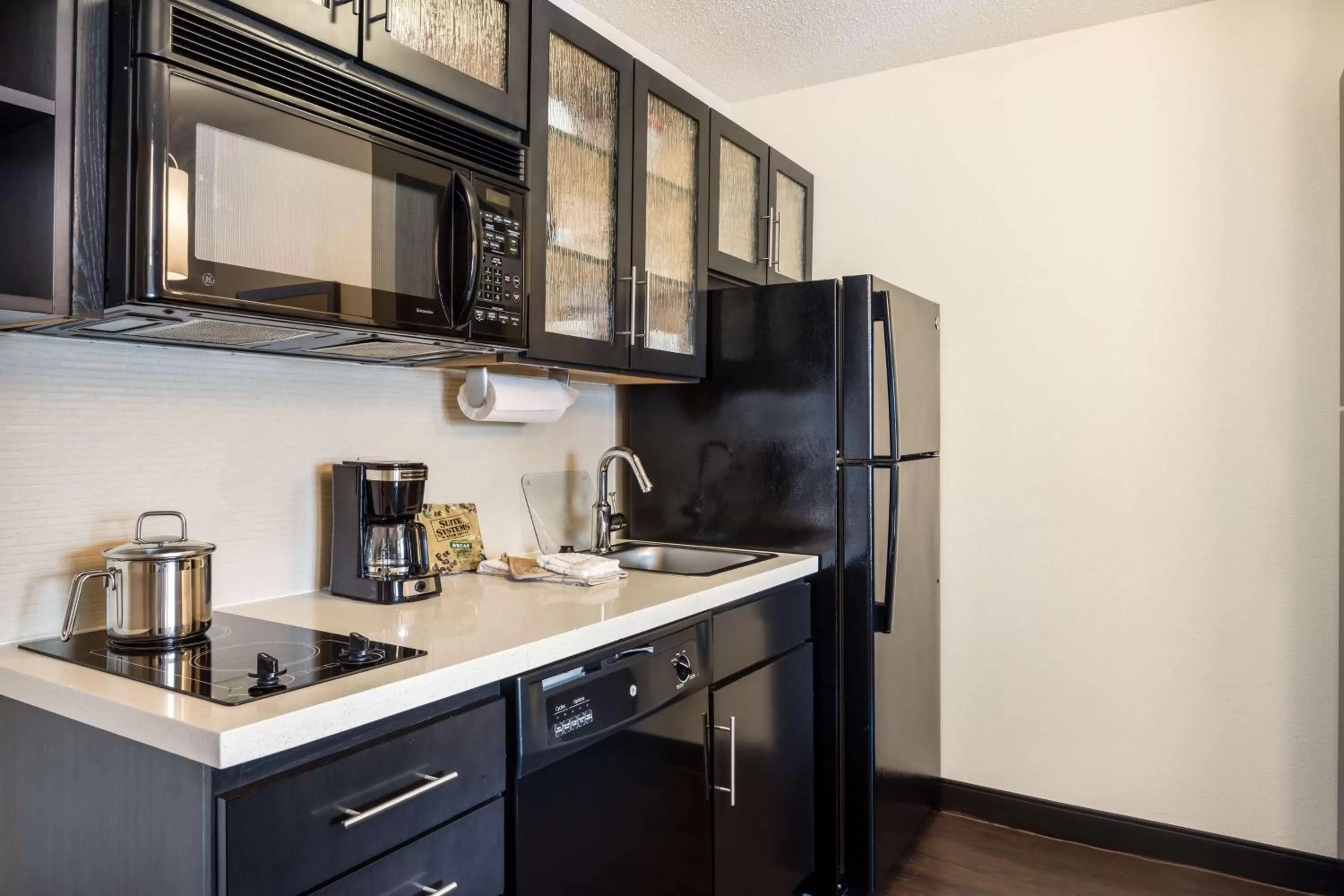Kitchen or kitchenette in Sonesta Simply Suites Detroit Troy