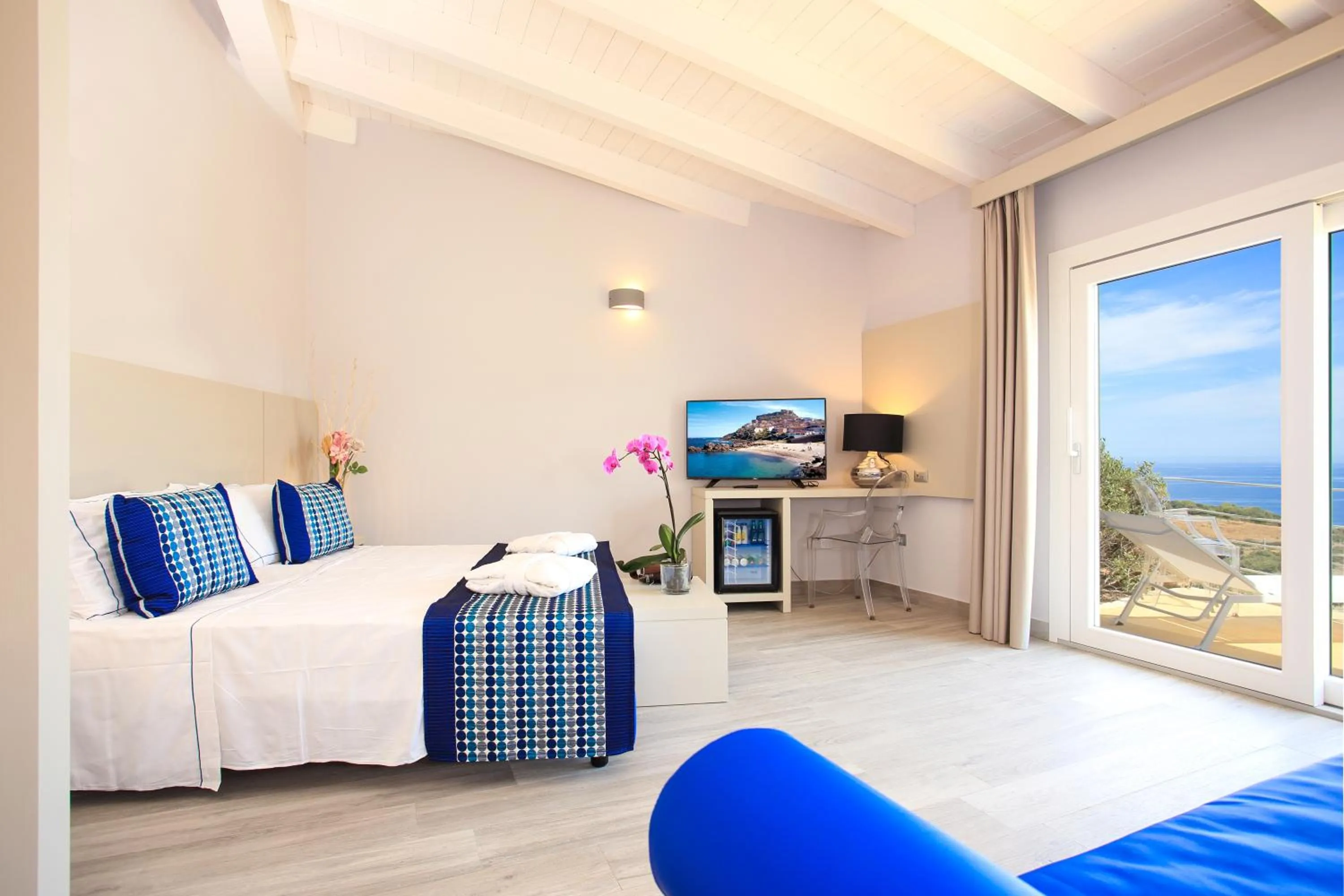Large Junior Suite with Sea View in Bajaloglia Resort