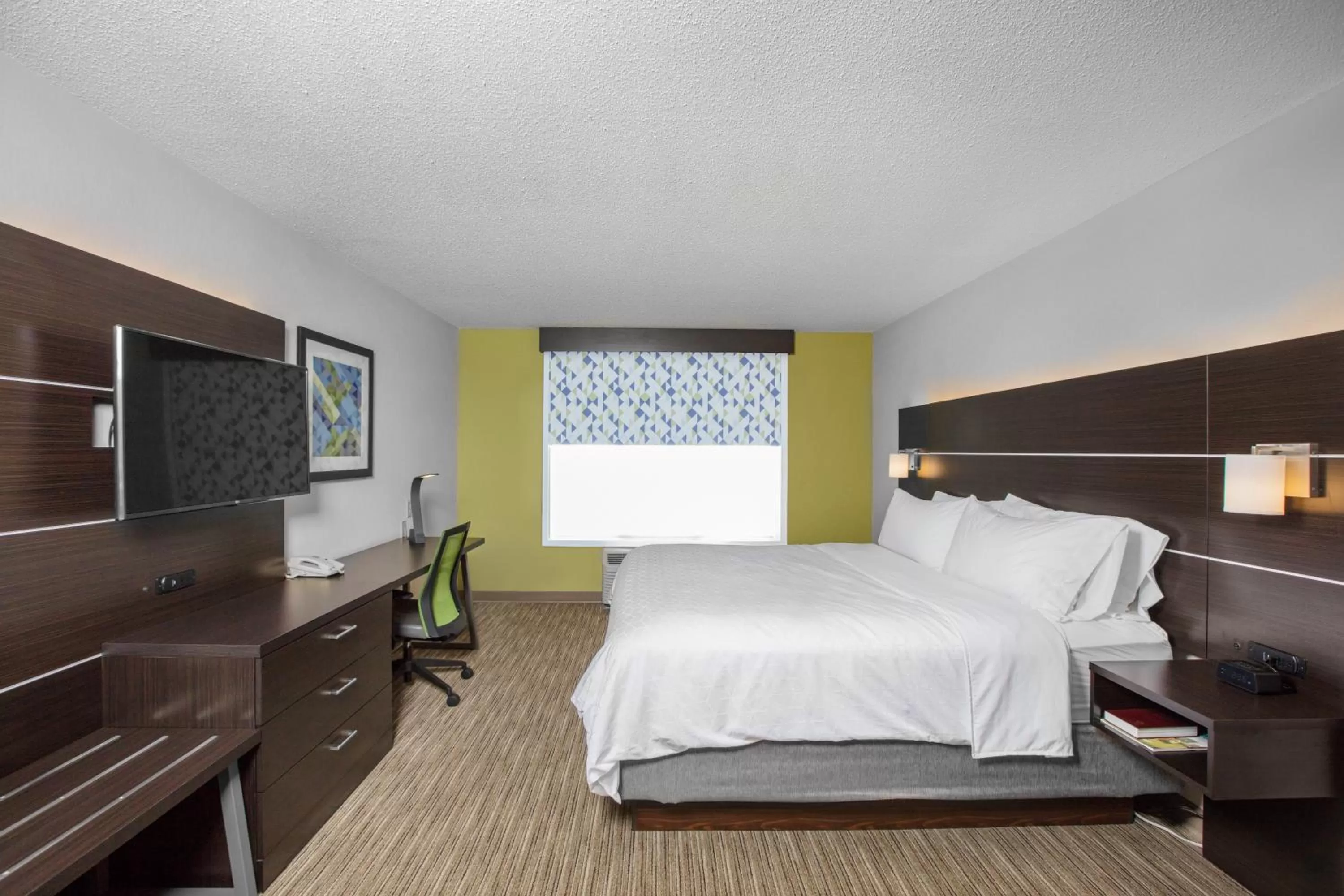 Photo of the whole room, Bed in Holiday Inn Express Hotel & Suites Altoona-Des Moines by IHG