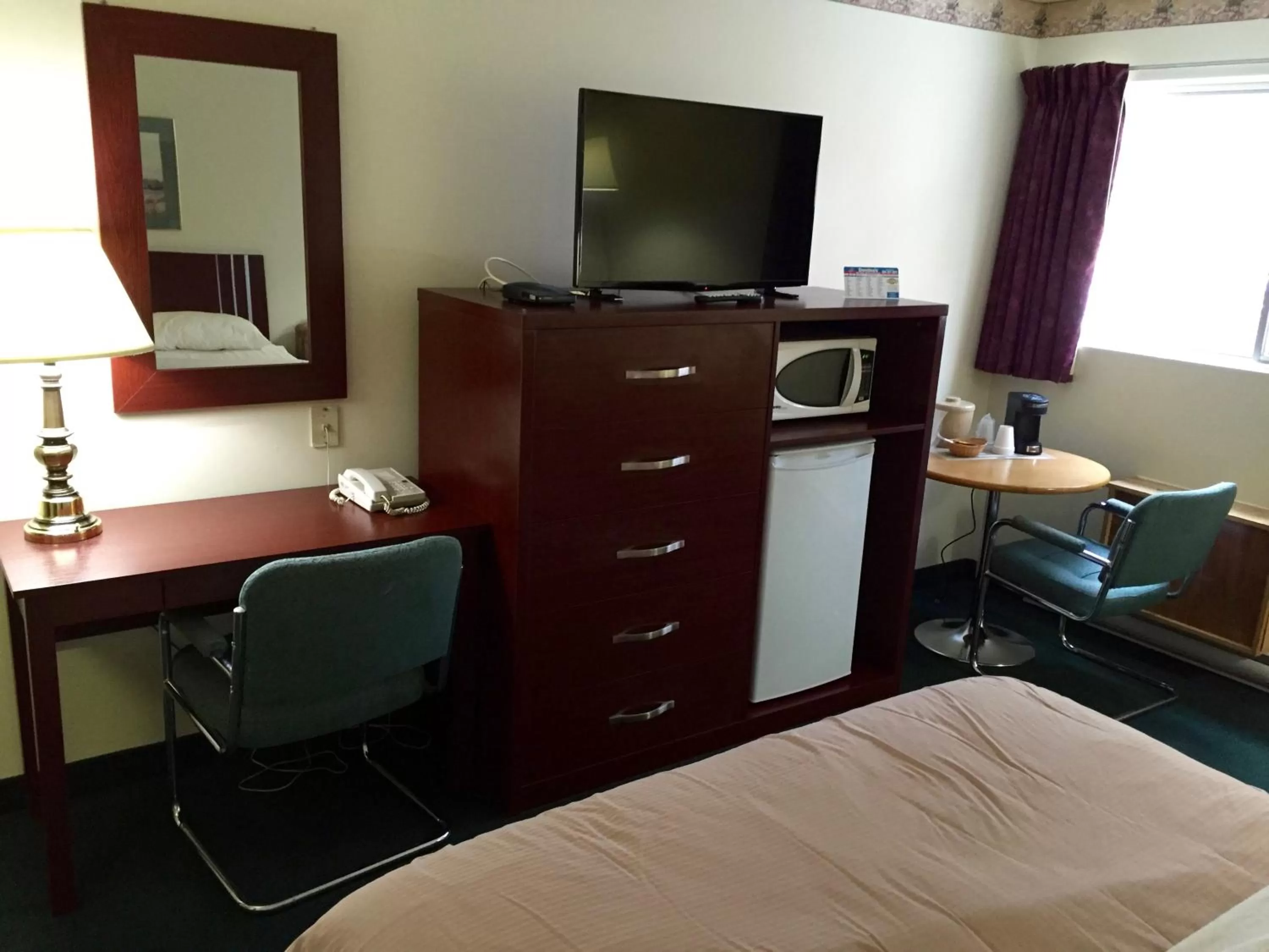 Day, Bed in Colonial Inn