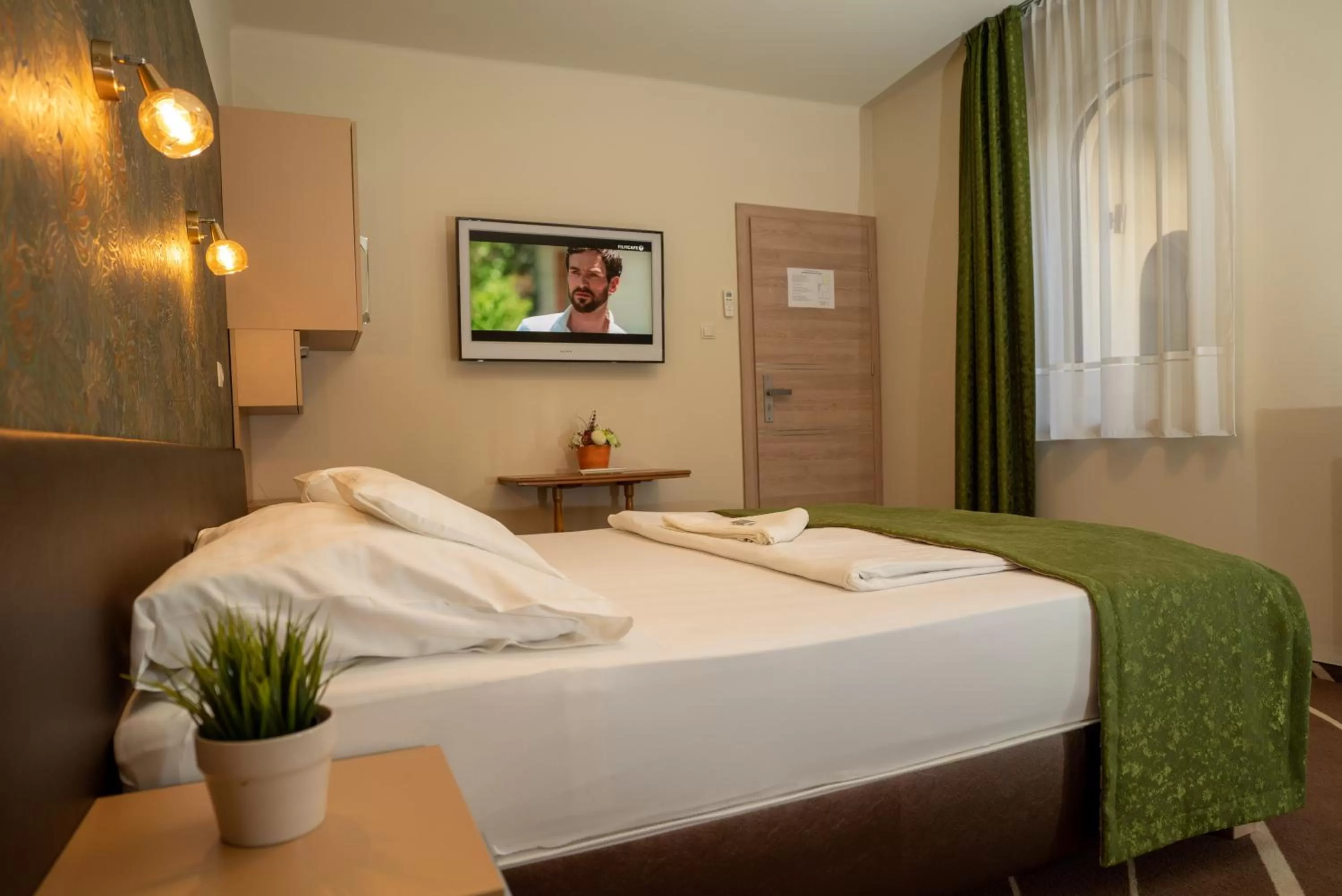 Photo of the whole room, Bed in Teátrum Boutique Hotel