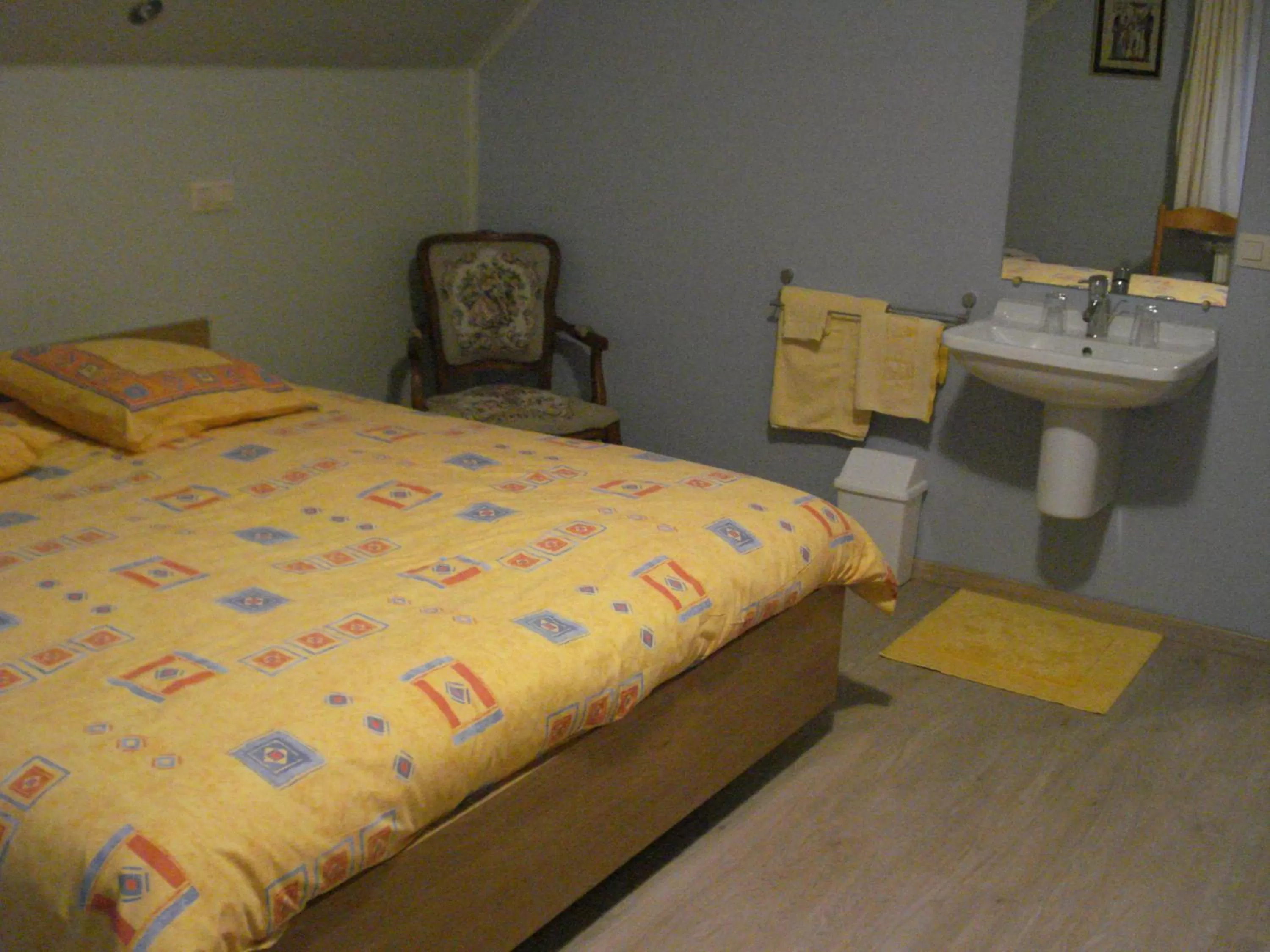 Photo of the whole room, Bed in Auro'ra