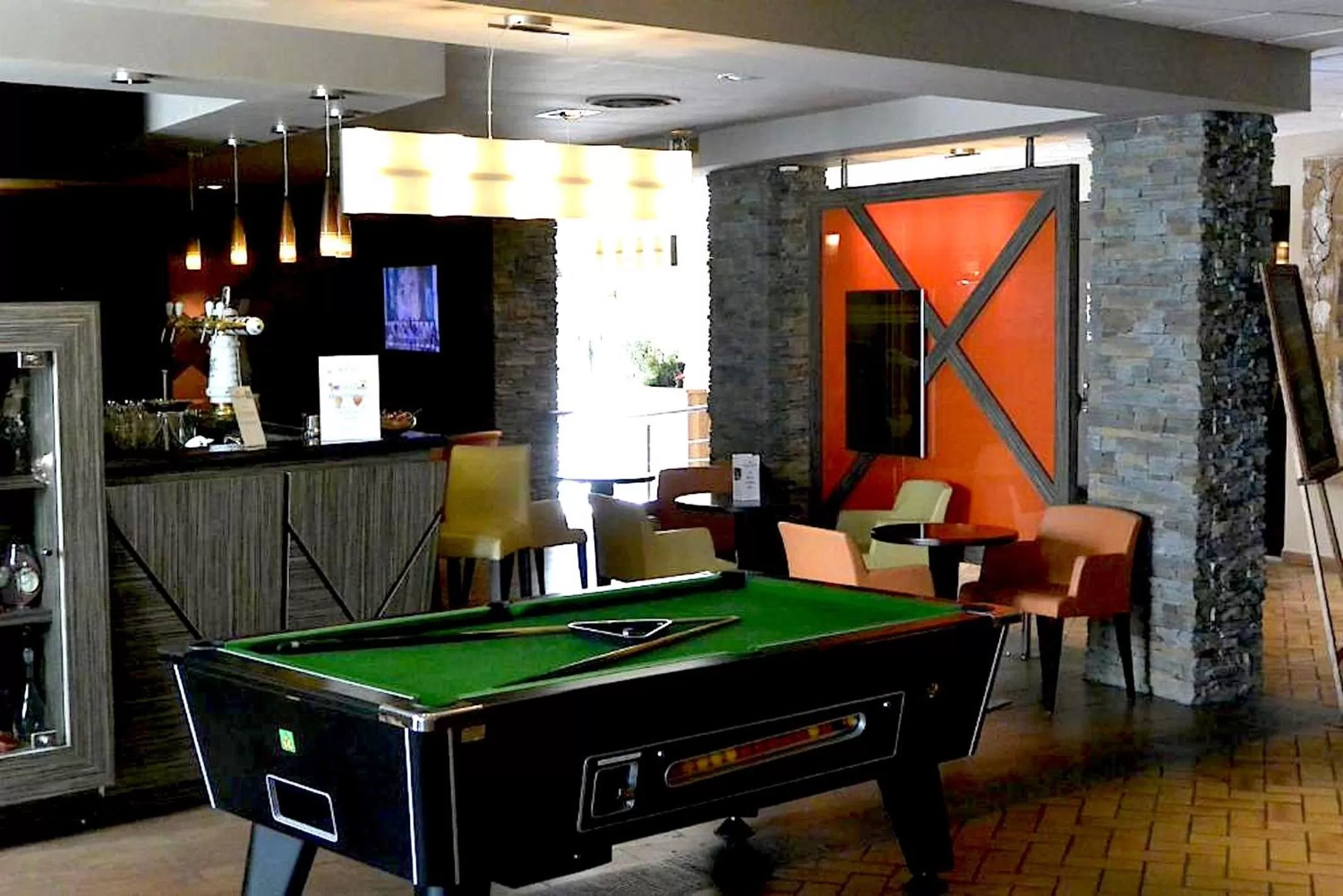 Lounge or bar, Billiards in Golden Tulip Bâle Mulhouse - Hôtel Restaurant