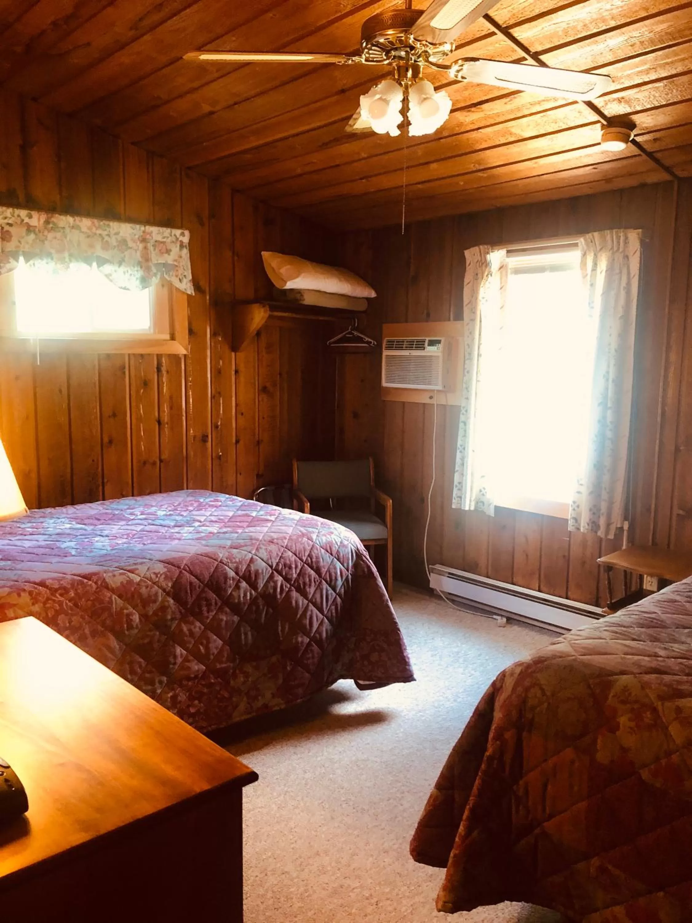 Photo of the whole room, Bed in Gray Ghost Inn