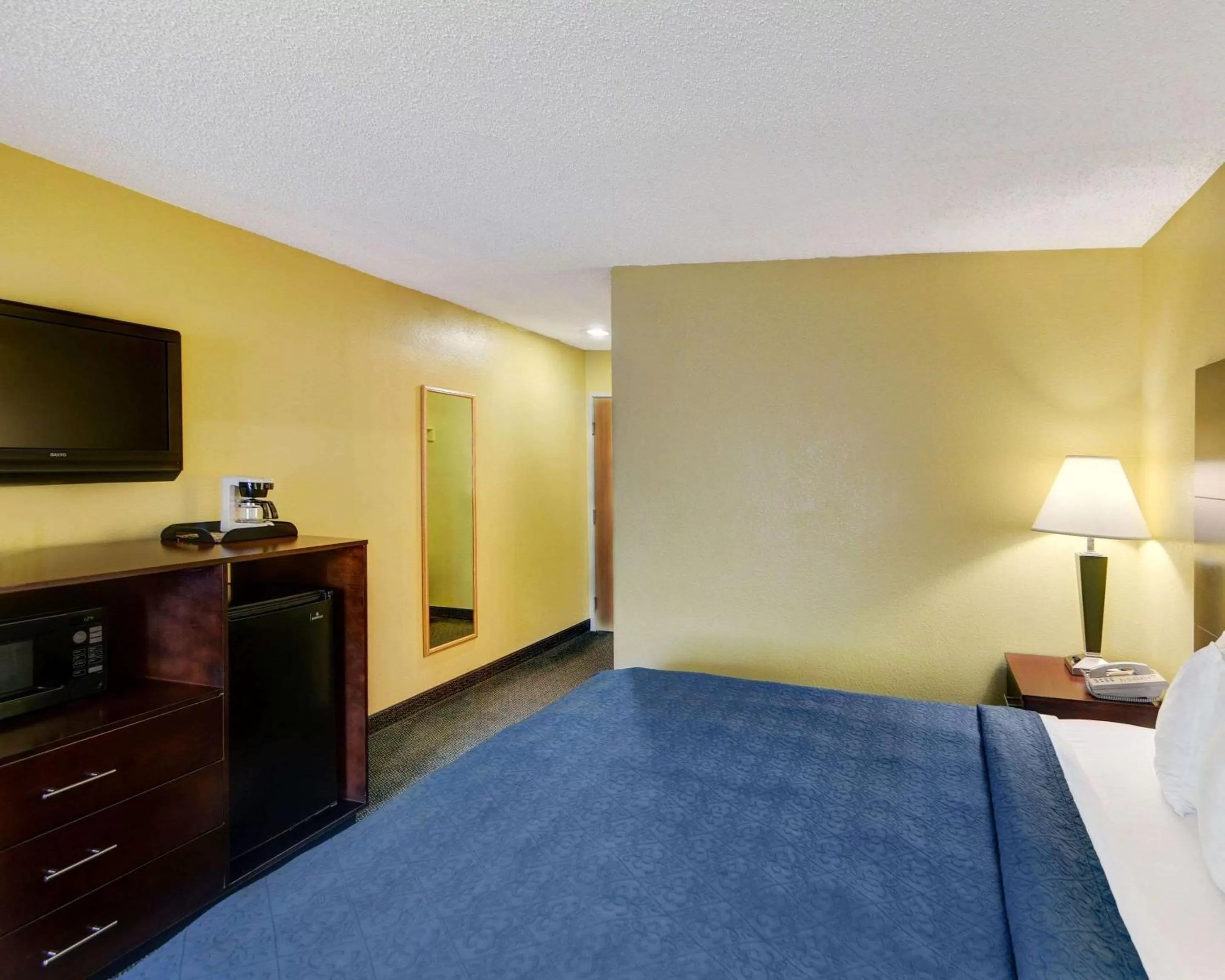 Photo of the whole room, Bed in Quality Inn & Suites Grand Prairie South