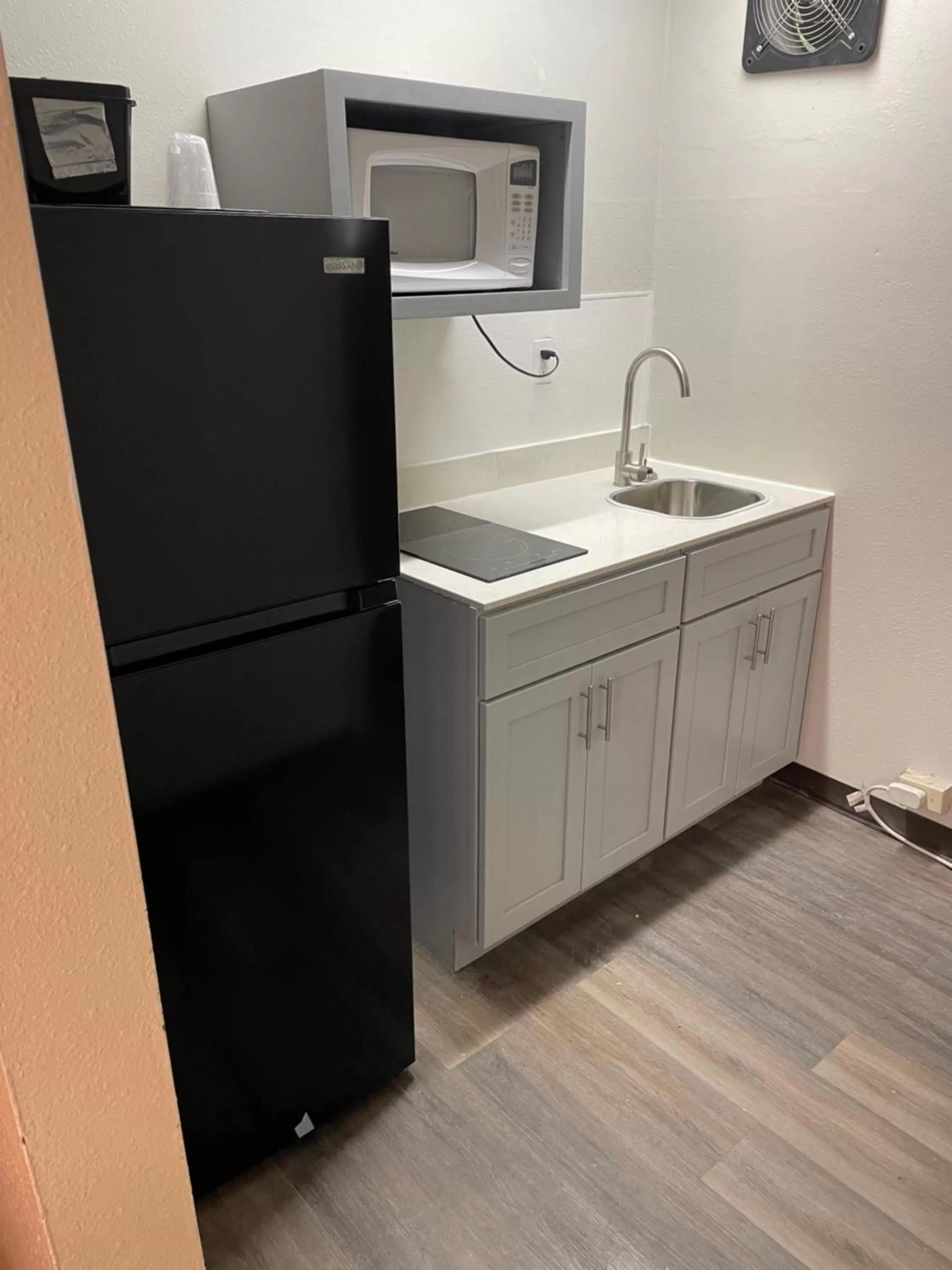 Kitchen or kitchenette, Kitchen/Kitchenette in Artesia Inn- No Service Fees