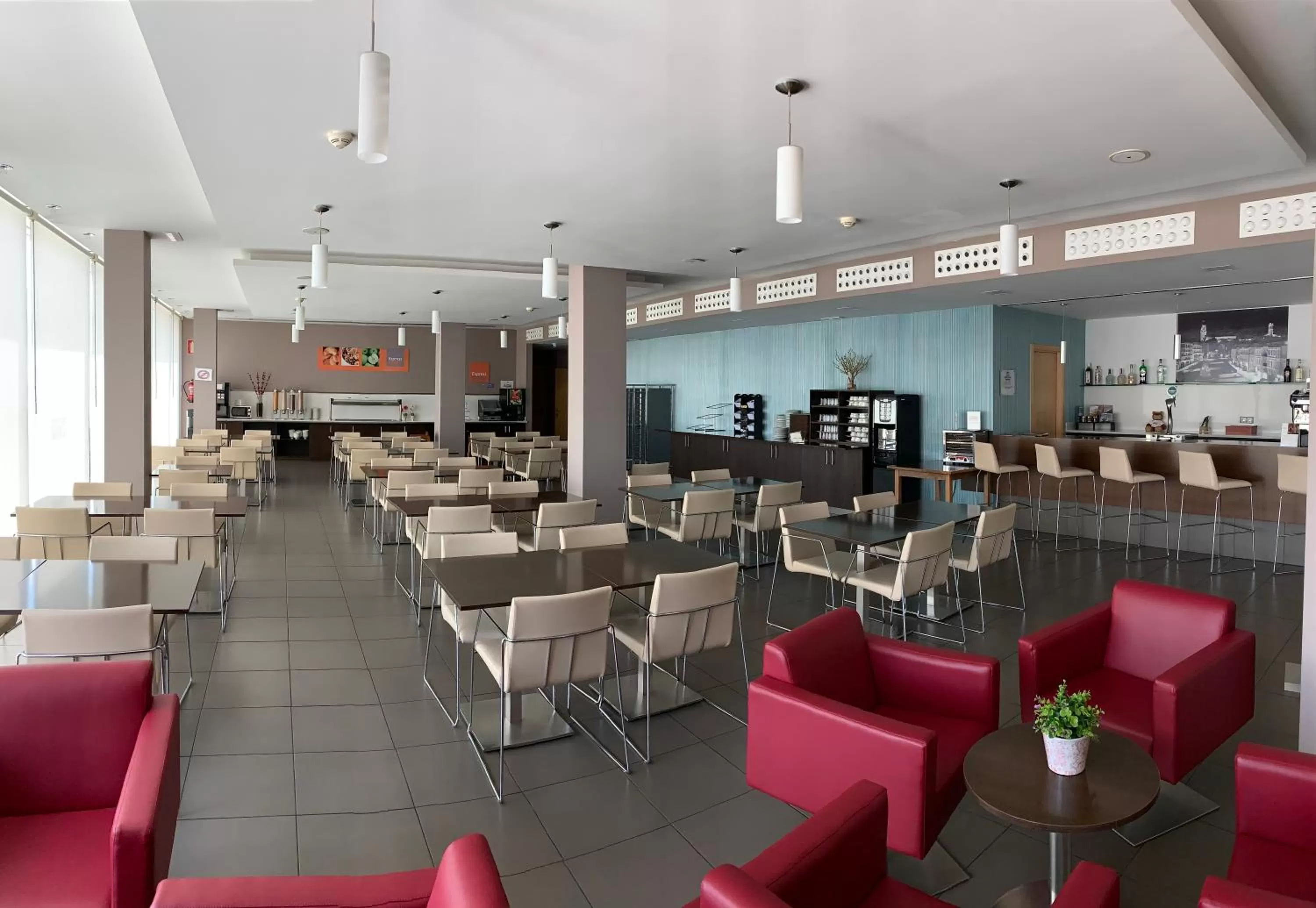Lounge or bar in Holiday Inn Express Vitoria by IHG