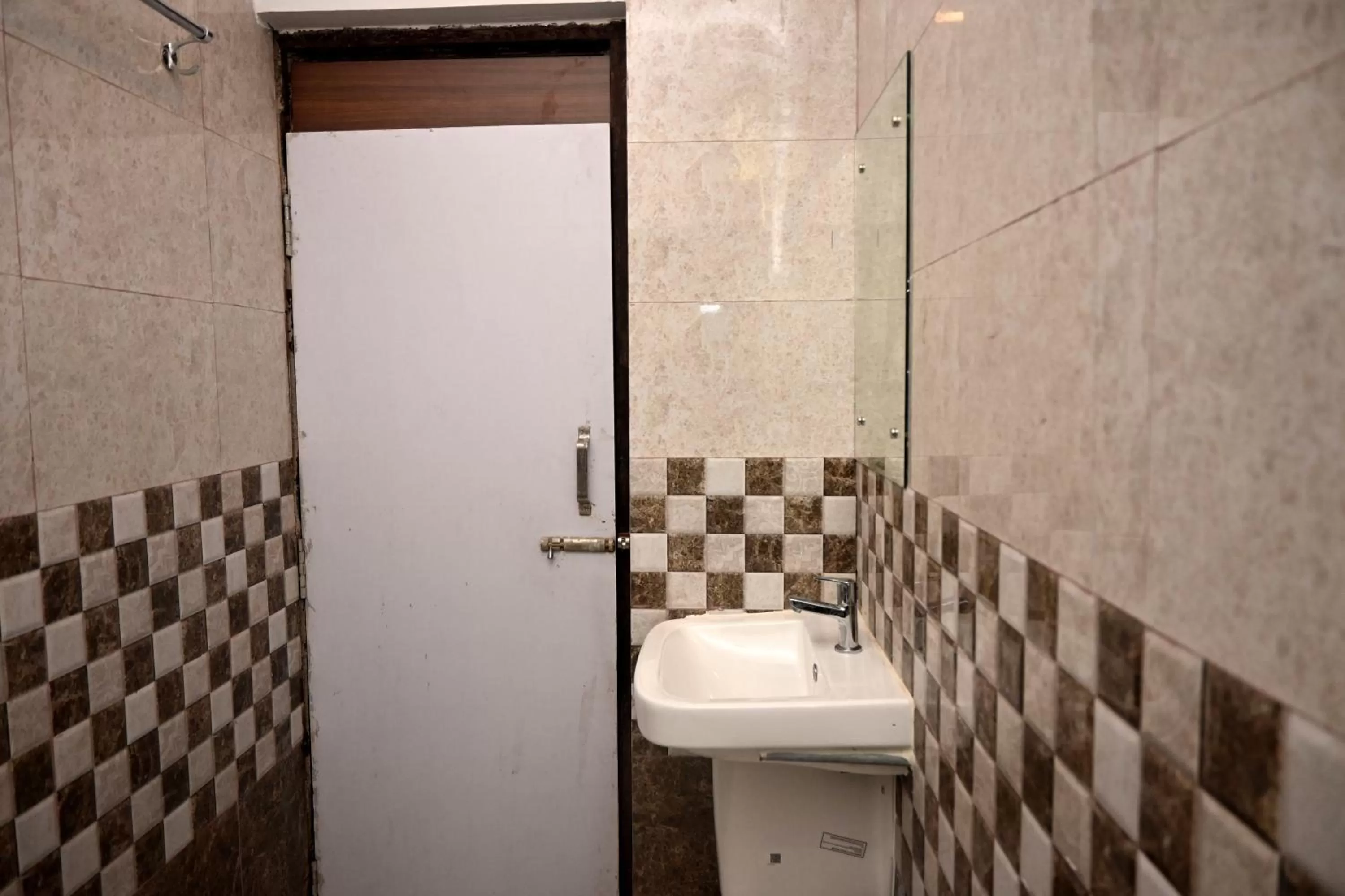 Shower, Bathroom in Royal Sea View