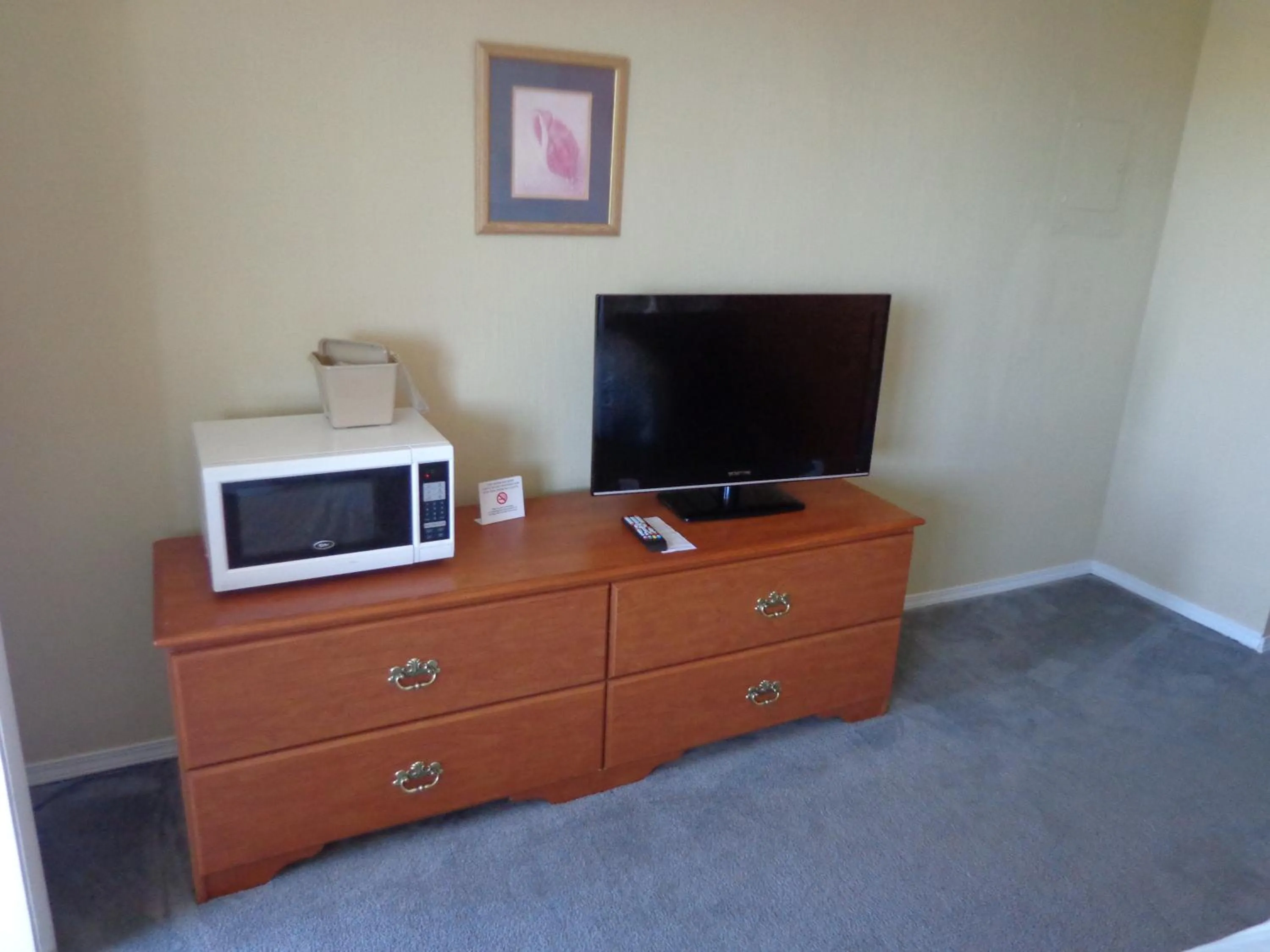 TV and multimedia in Ocean Shores Inn & Suites