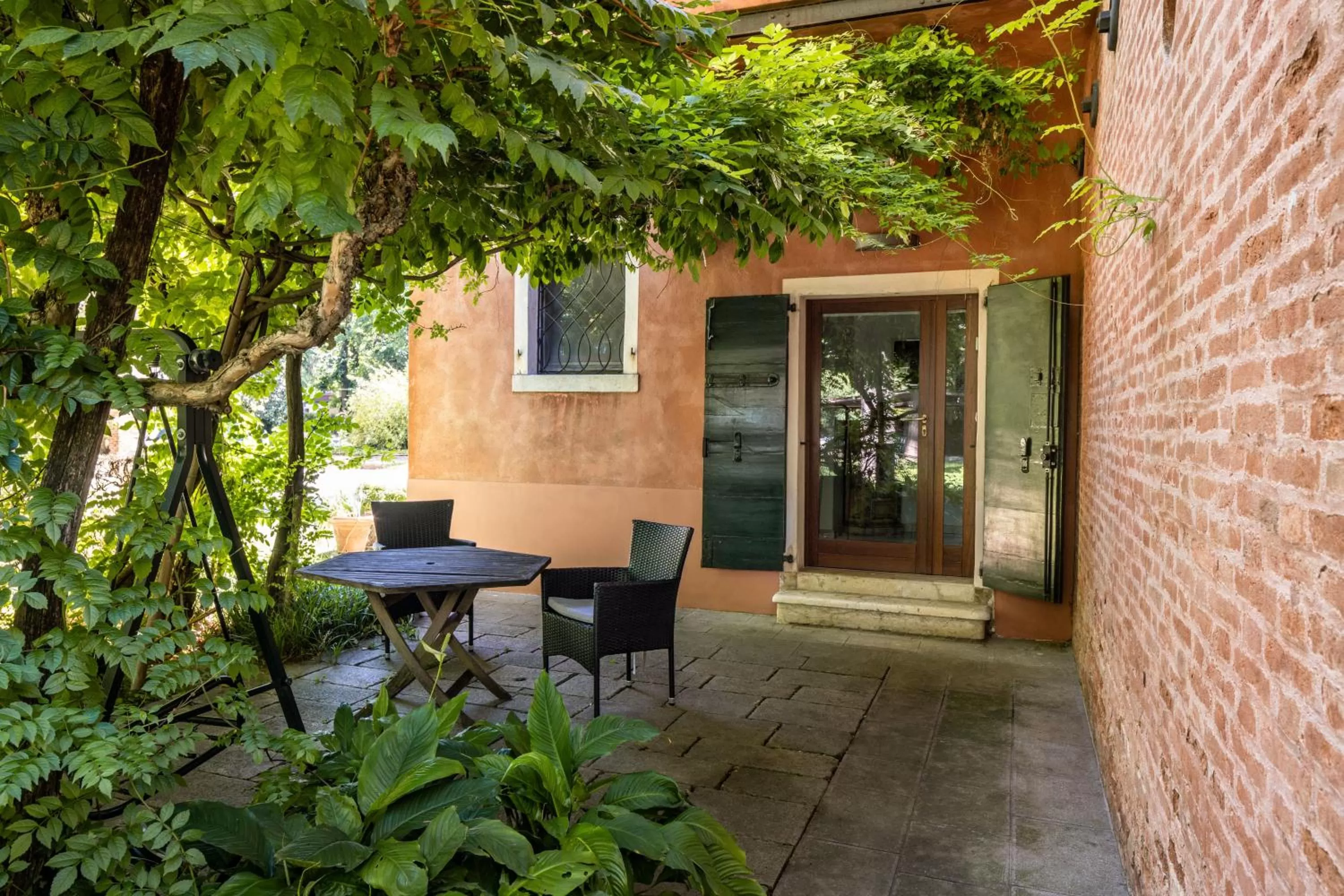 Facade/entrance in Villa Moro Lin Design Apartments