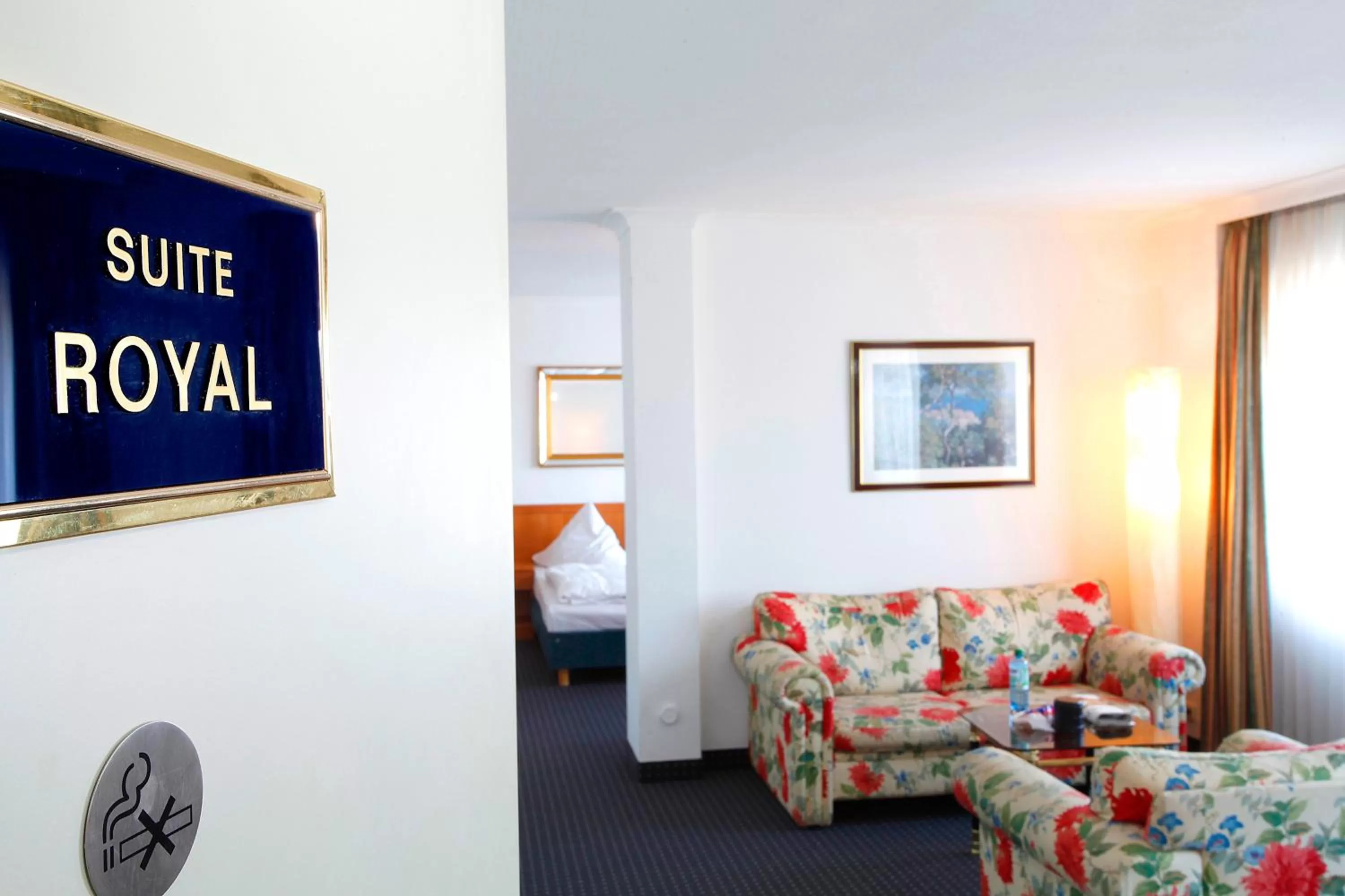 Living room, Bed in INA Hotel Royal