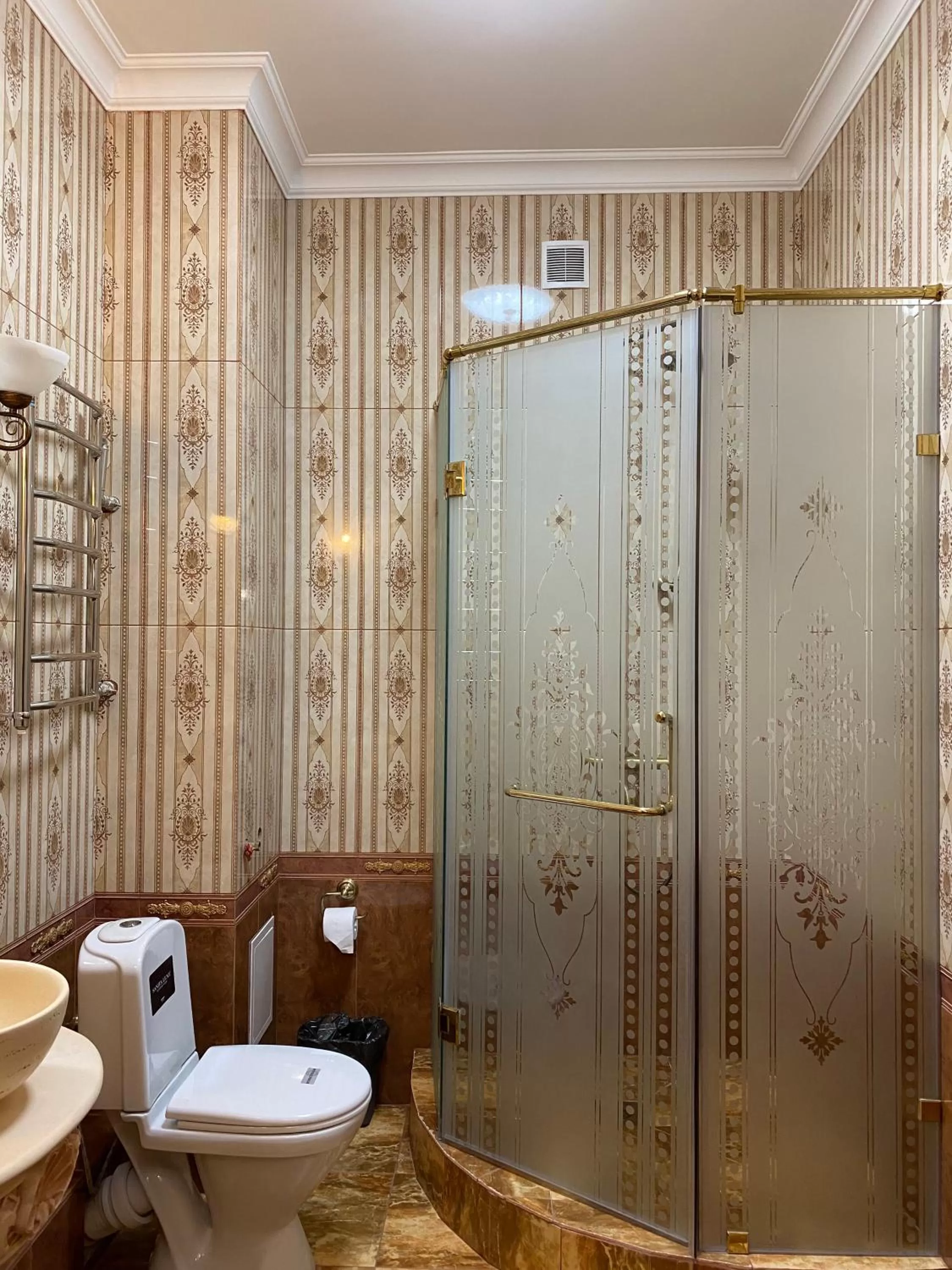 Bathroom in Lion Hotel