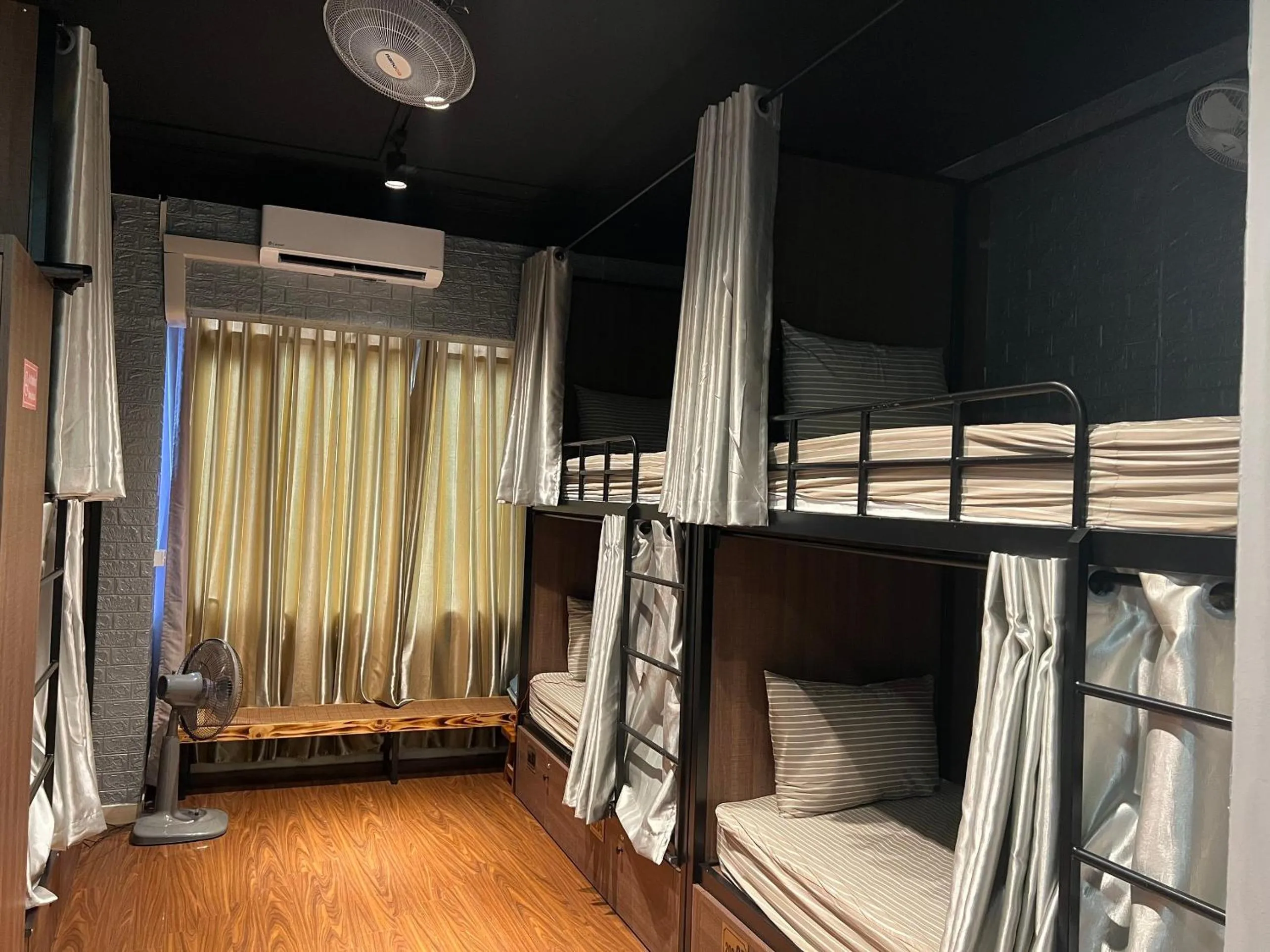 bunk bed, Bed in Hanoi Luxury Hotel