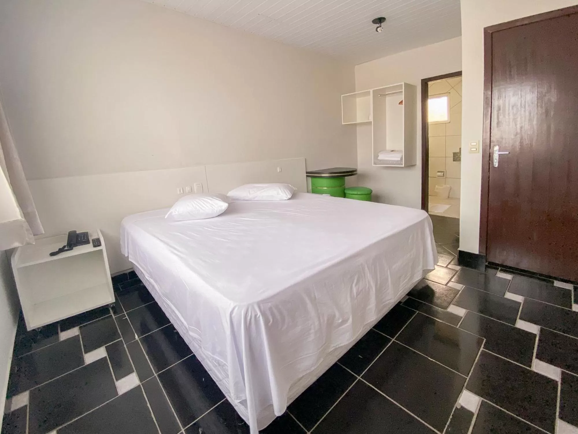 Photo of the whole room, Bed in GUINZA