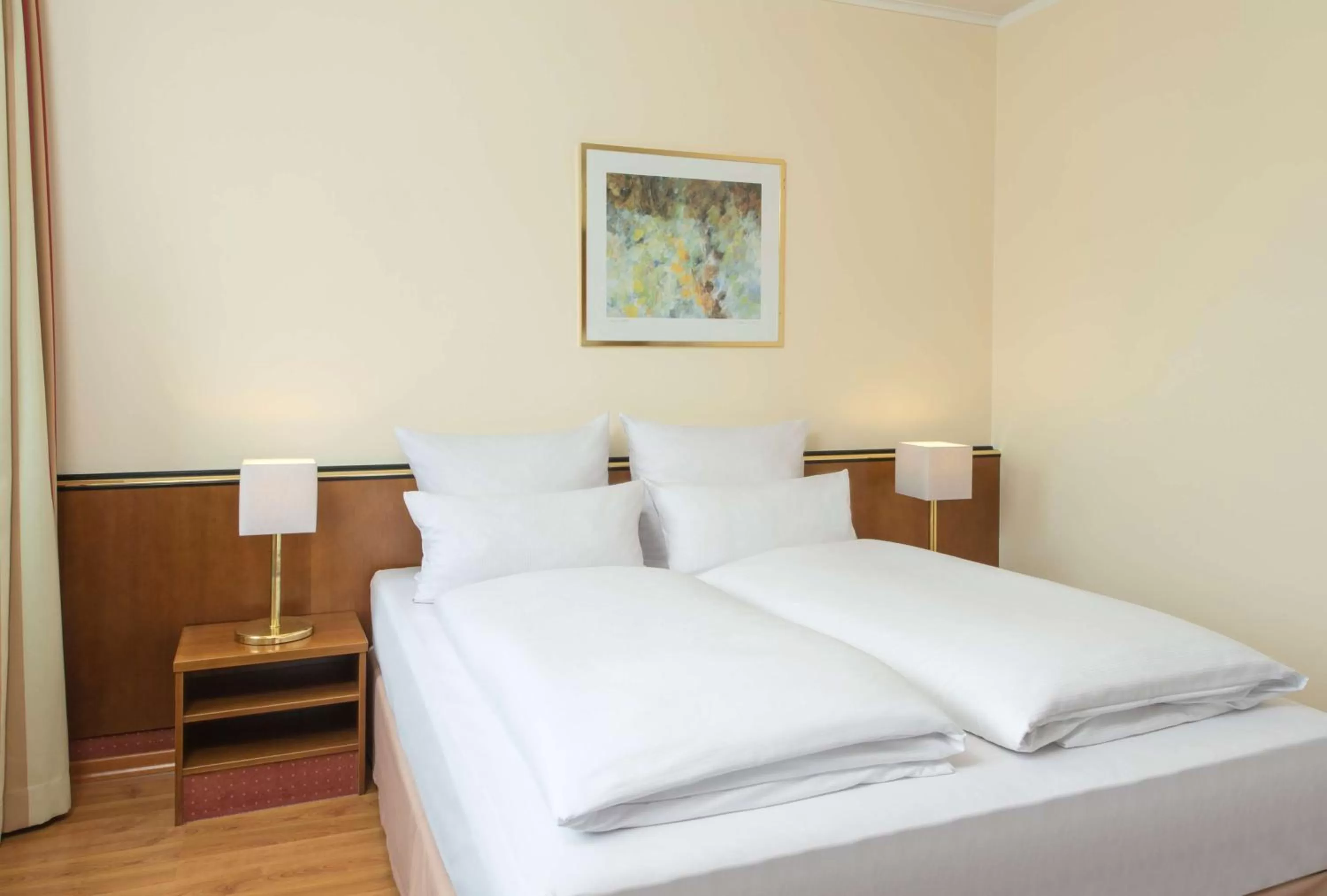 Photo of the whole room, Bed in NH München City Süd