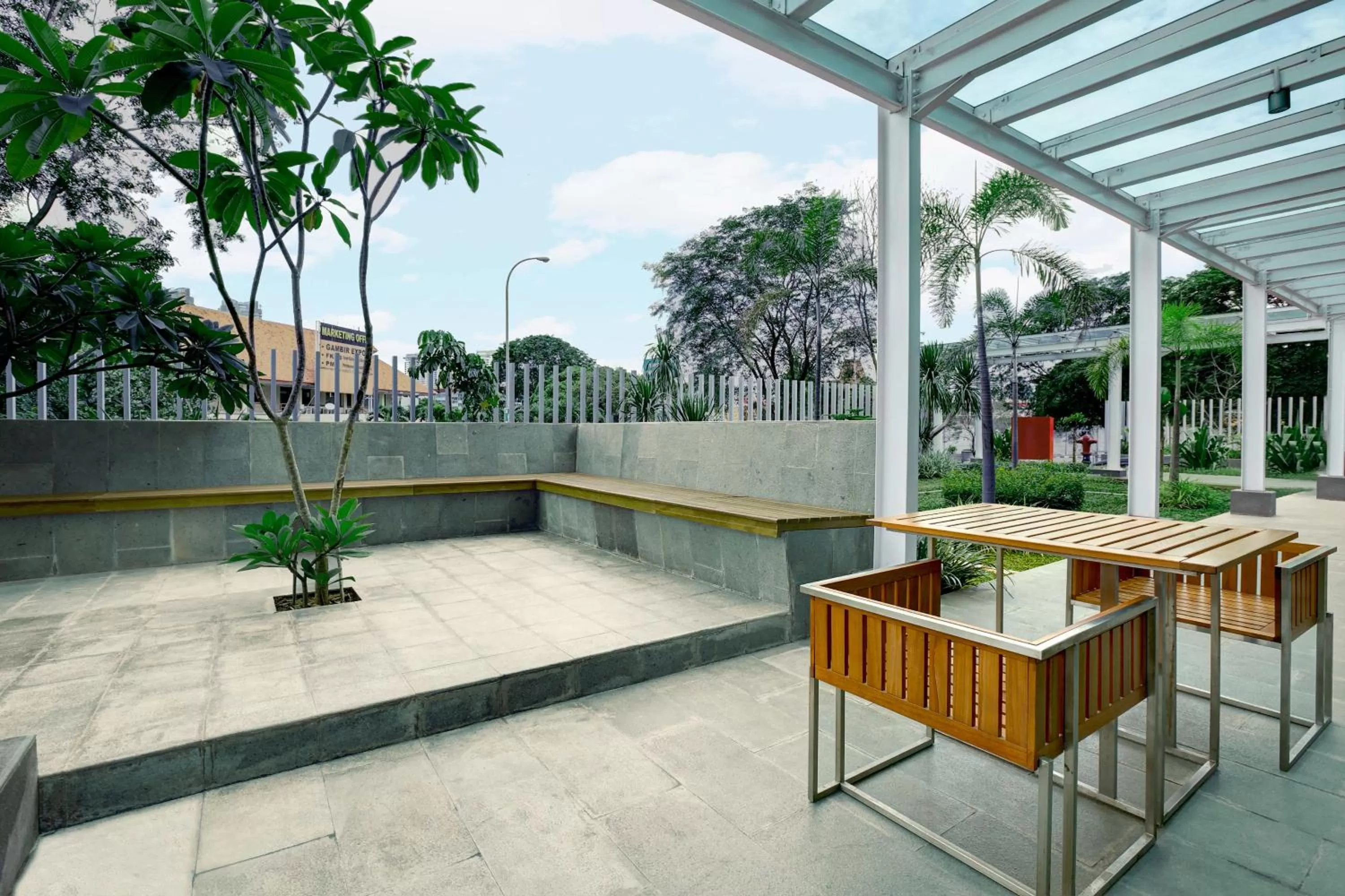 Garden in Holiday Inn Express Jakarta International Expo by IHG