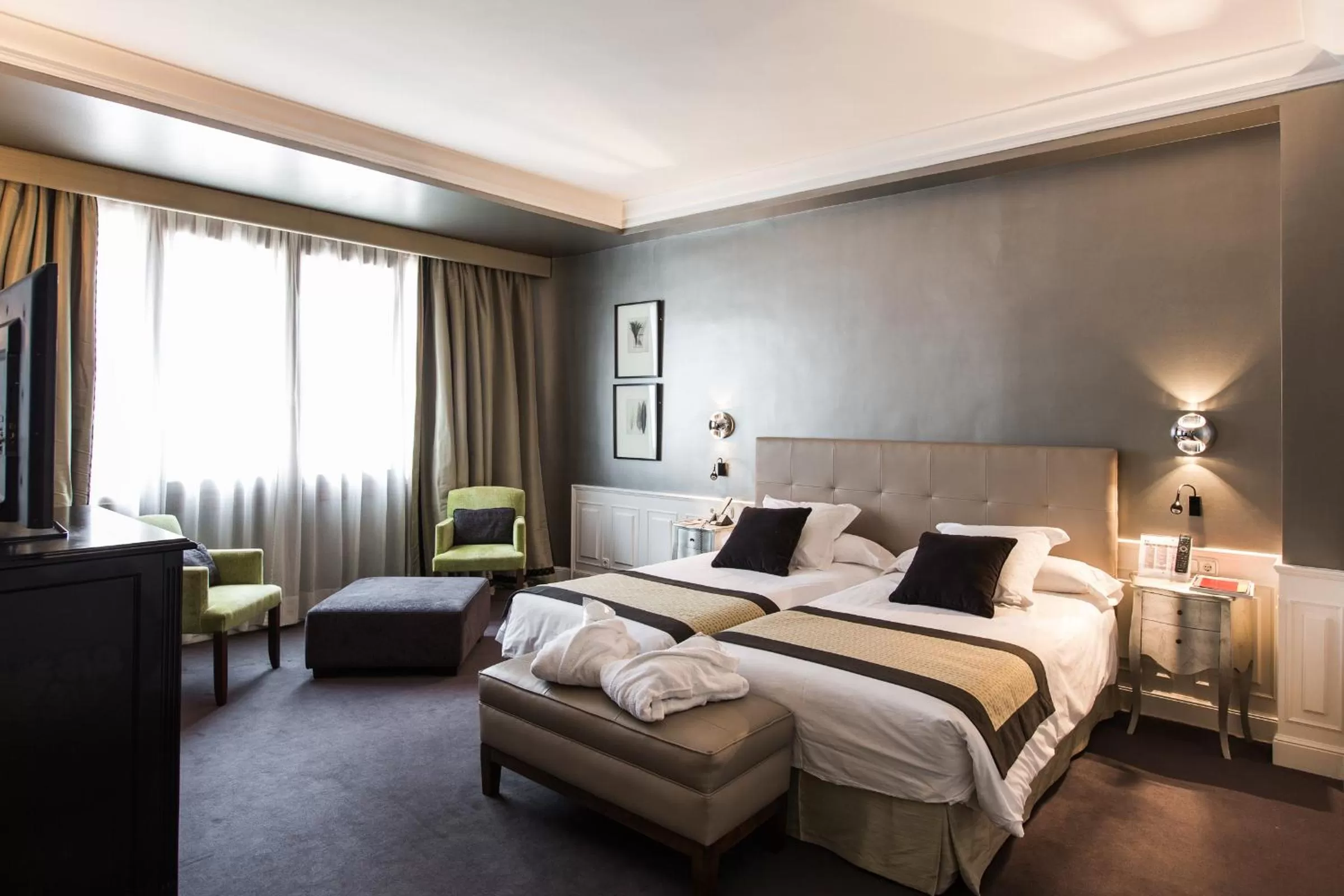 Photo of the whole room, Bed in Hotel Carlton