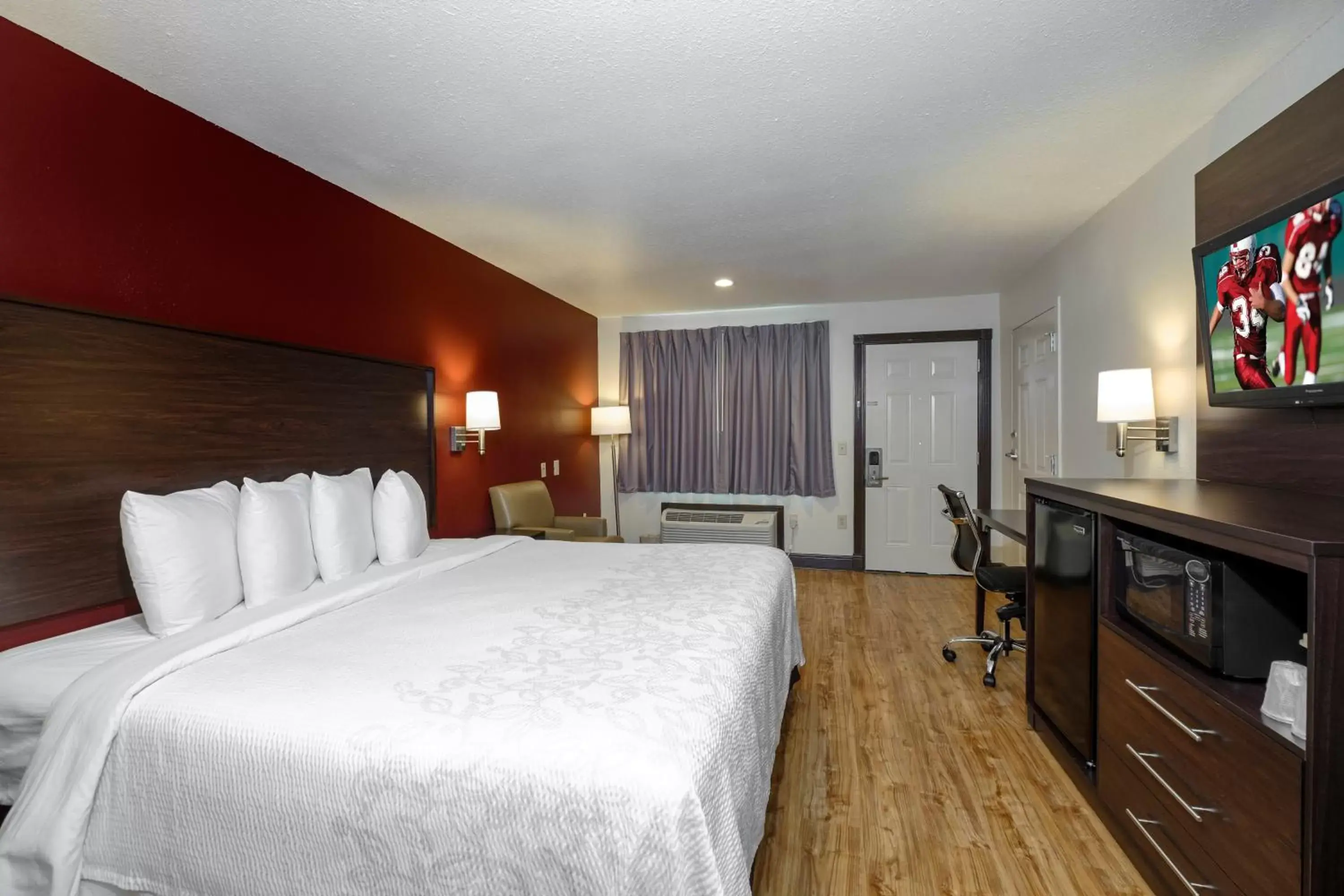 Superior King Room Smoke Free in Red Roof Inn PLUS+ Hammond Superior King Room Smoke Free in Red Roof Inn PLUS+ Hammond
