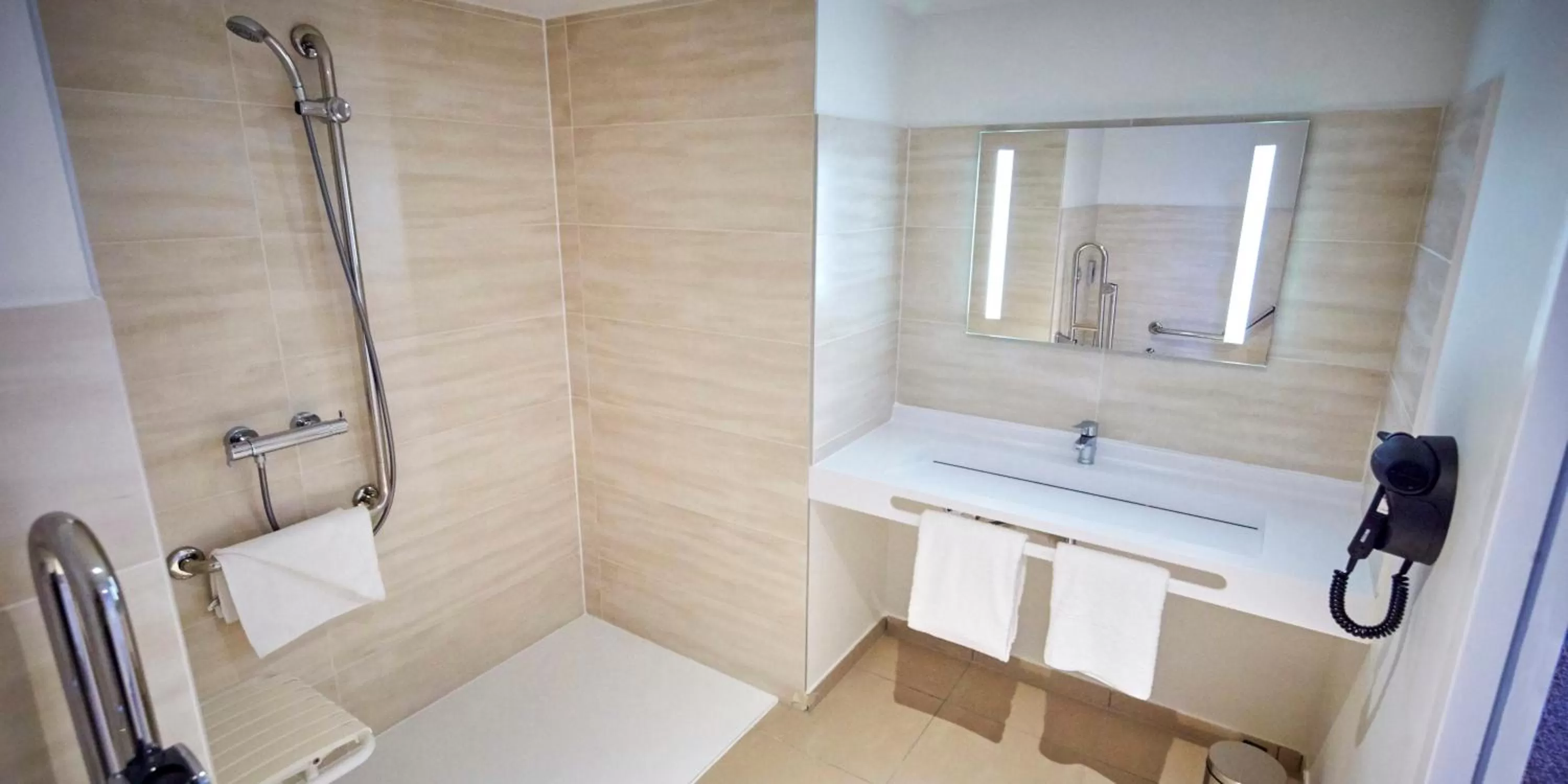 Bathroom in Kyriad Combs-La-Ville - Senart