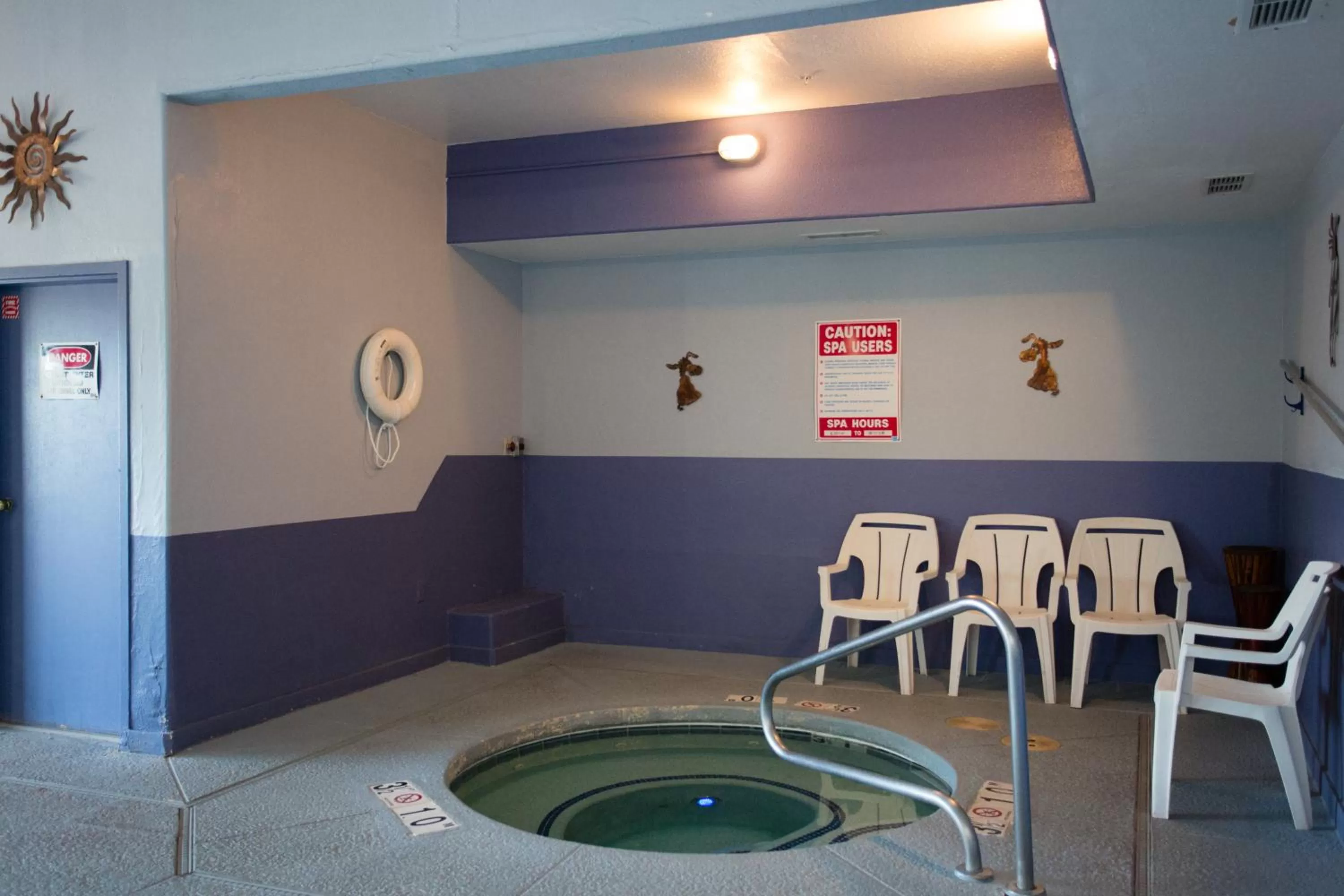 Swimming pool in Vagabond Inn Executive