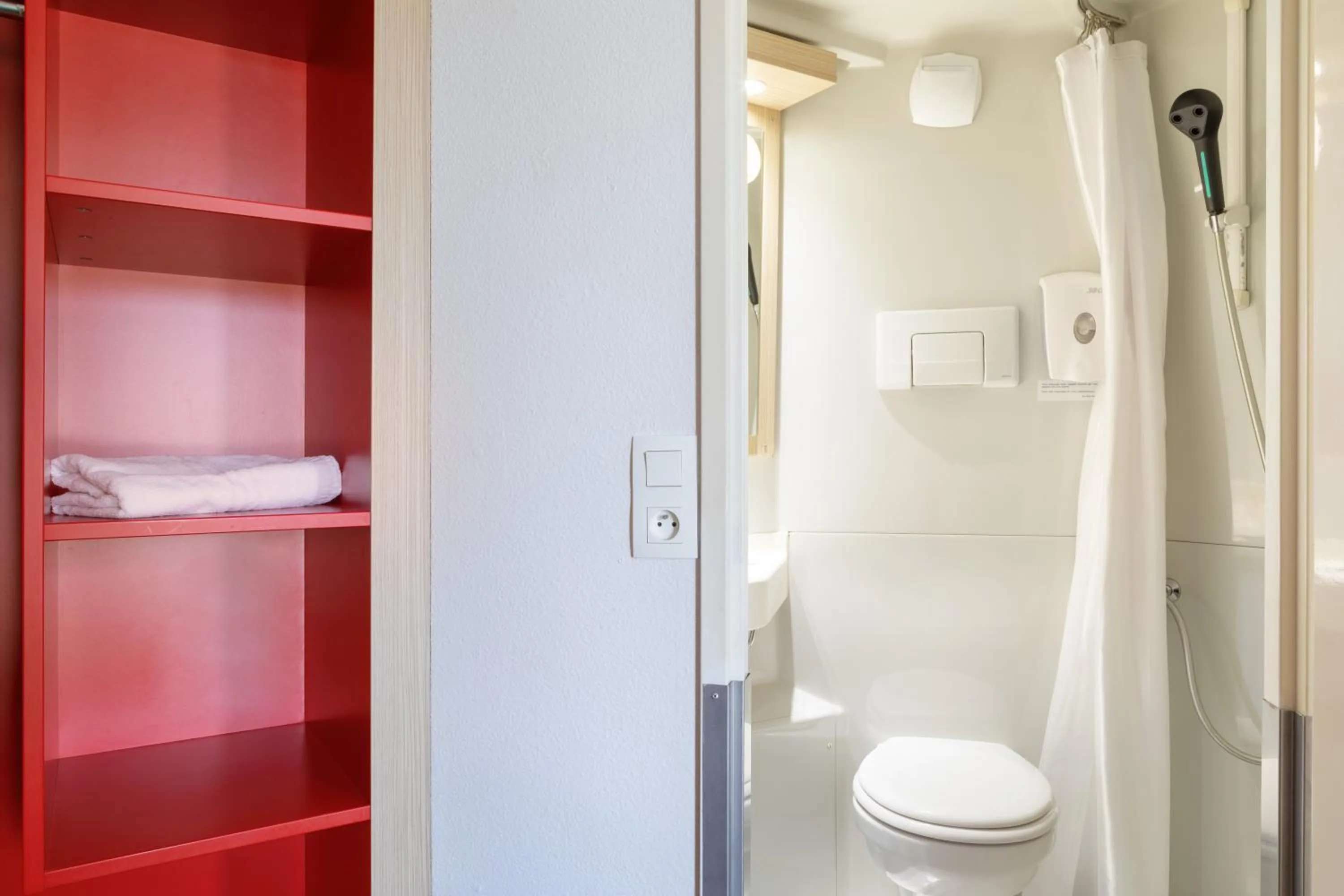 Bathroom in Première Classe Châlons-en-Champagne