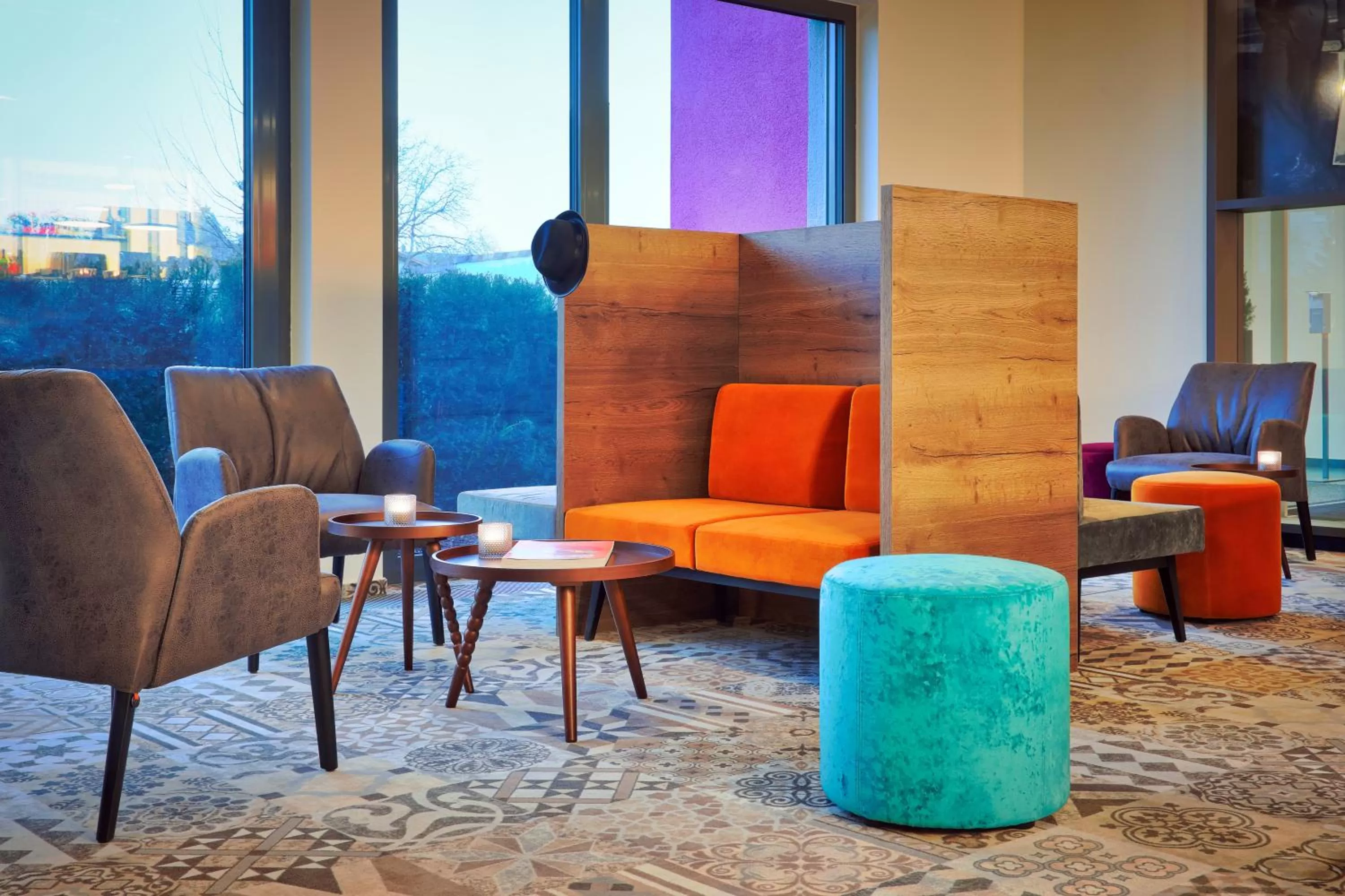 Restaurant/places to eat in Emils Hotel