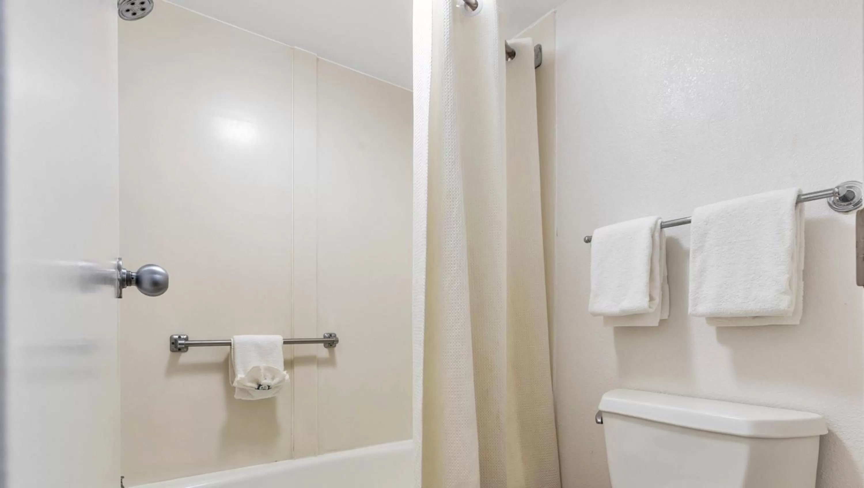 Bathroom in Studios and Suites 4 Less Emporia