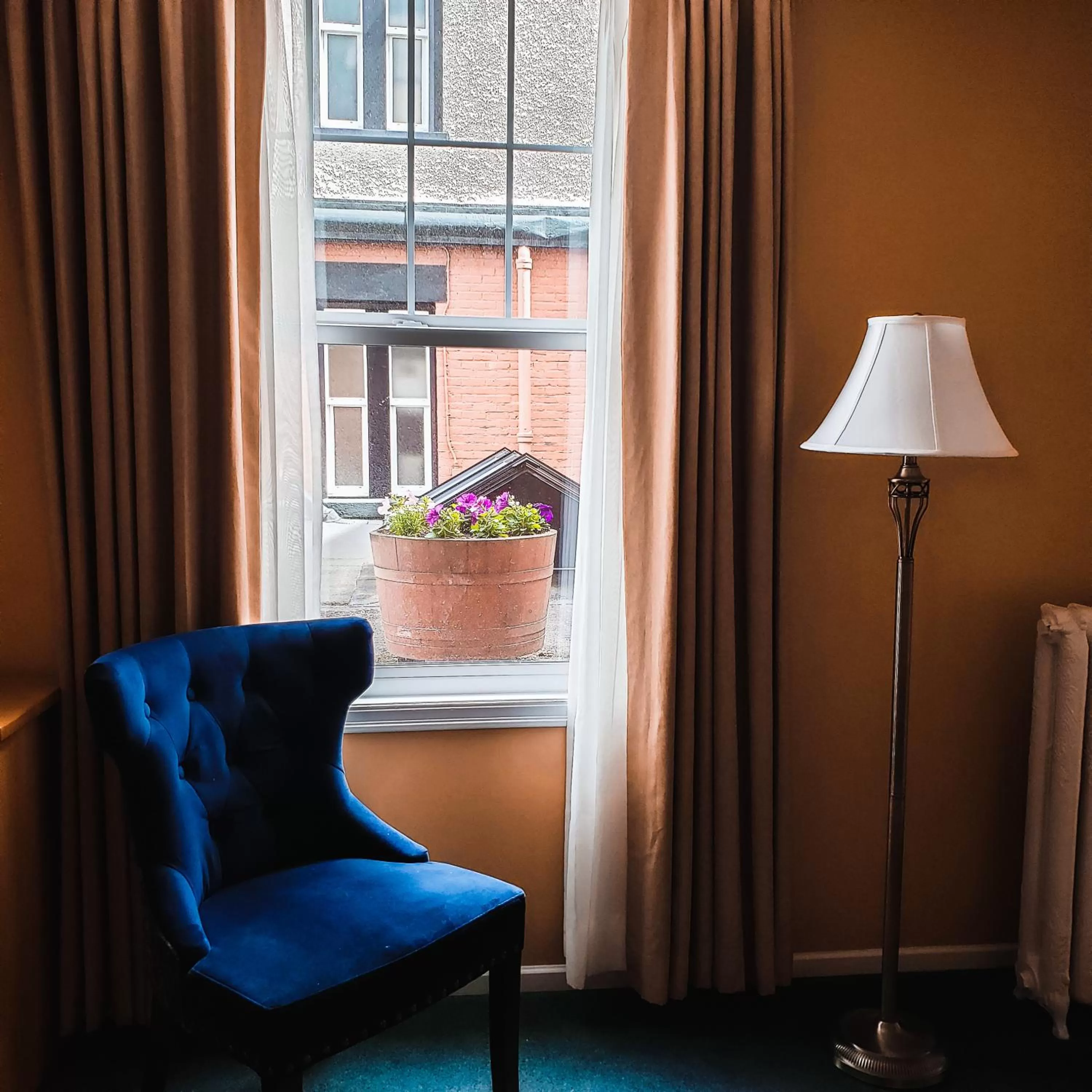 Seating area in James Bay Inn Hotel, Suites & Cottage
