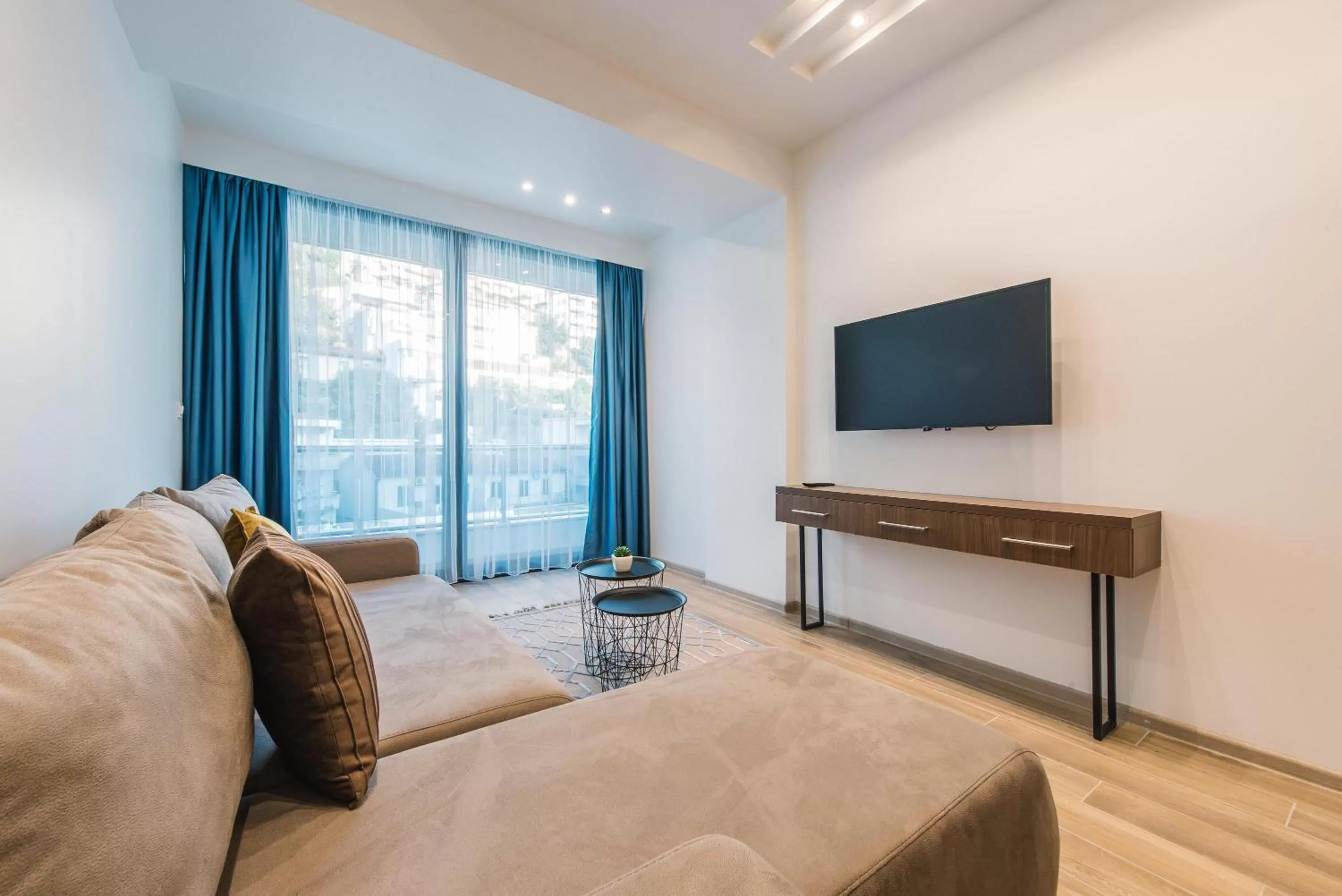 Communal lounge/ TV room, TV/Entertainment Center in Atelier