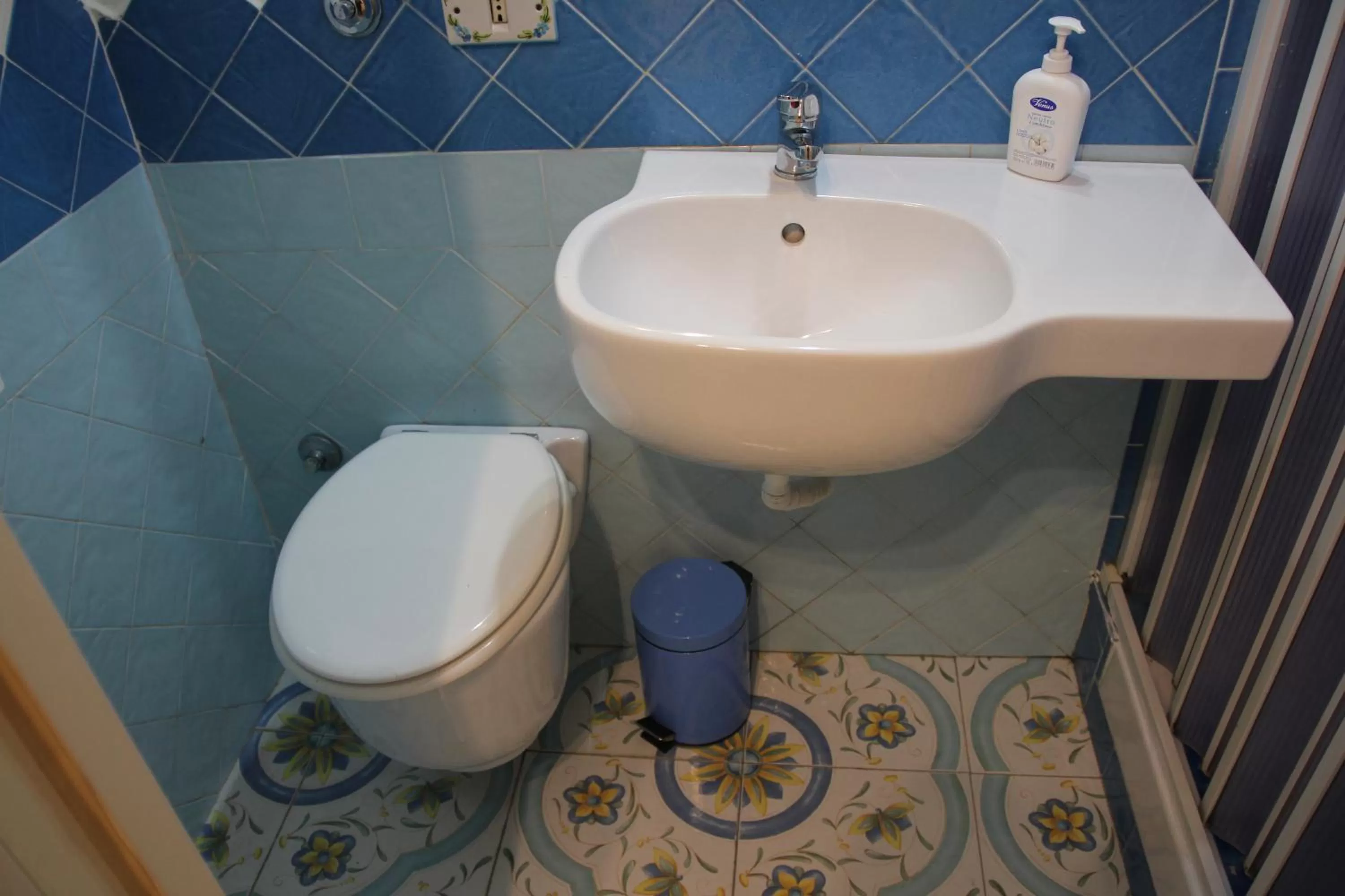 Bathroom in beb rosy central station