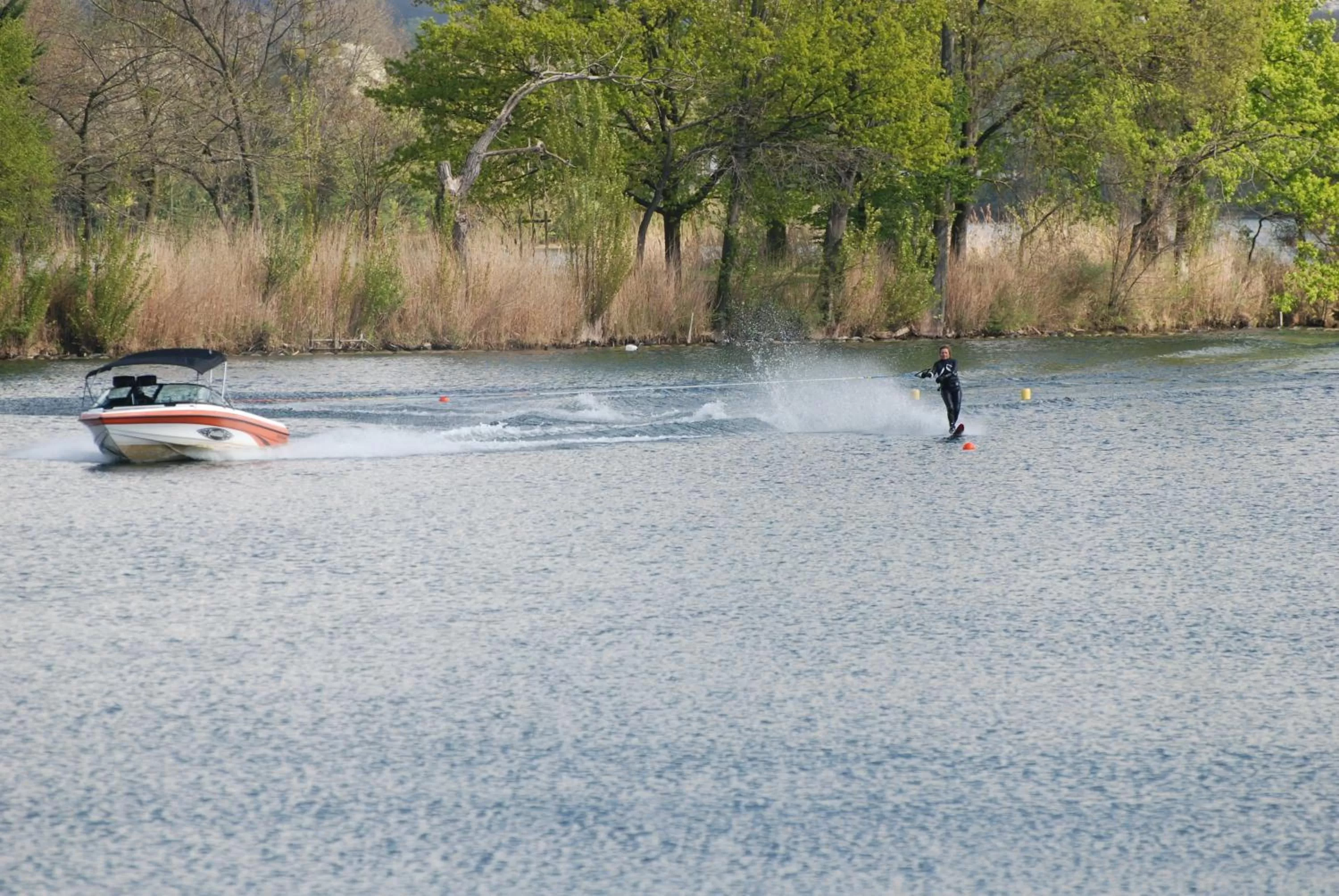 Area and facilities in Logis - Hôtel & Restaurant des Lacs Paris Sud