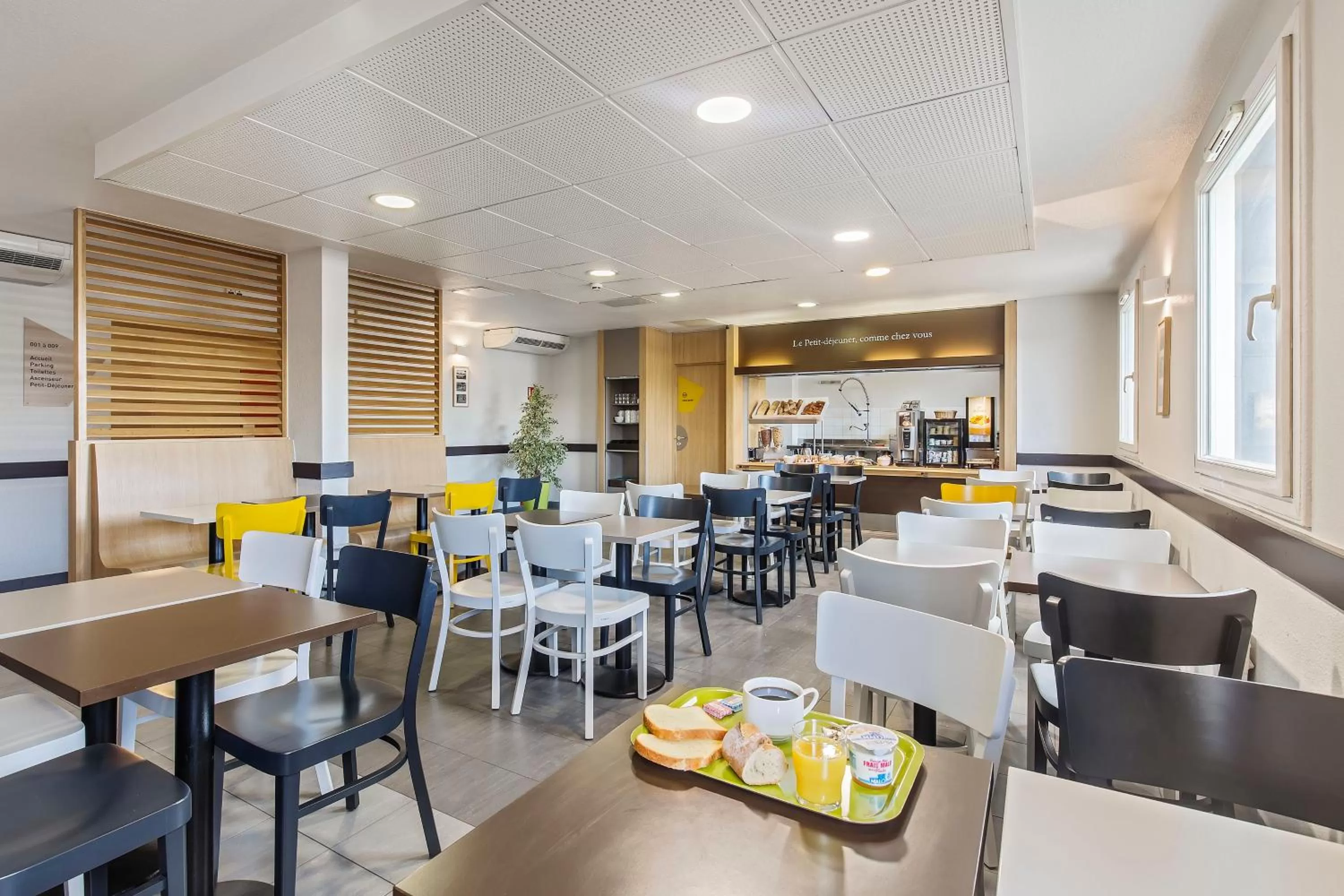 Restaurant/places to eat in B&B HOTEL Lyon Grand Stade Meyzieu