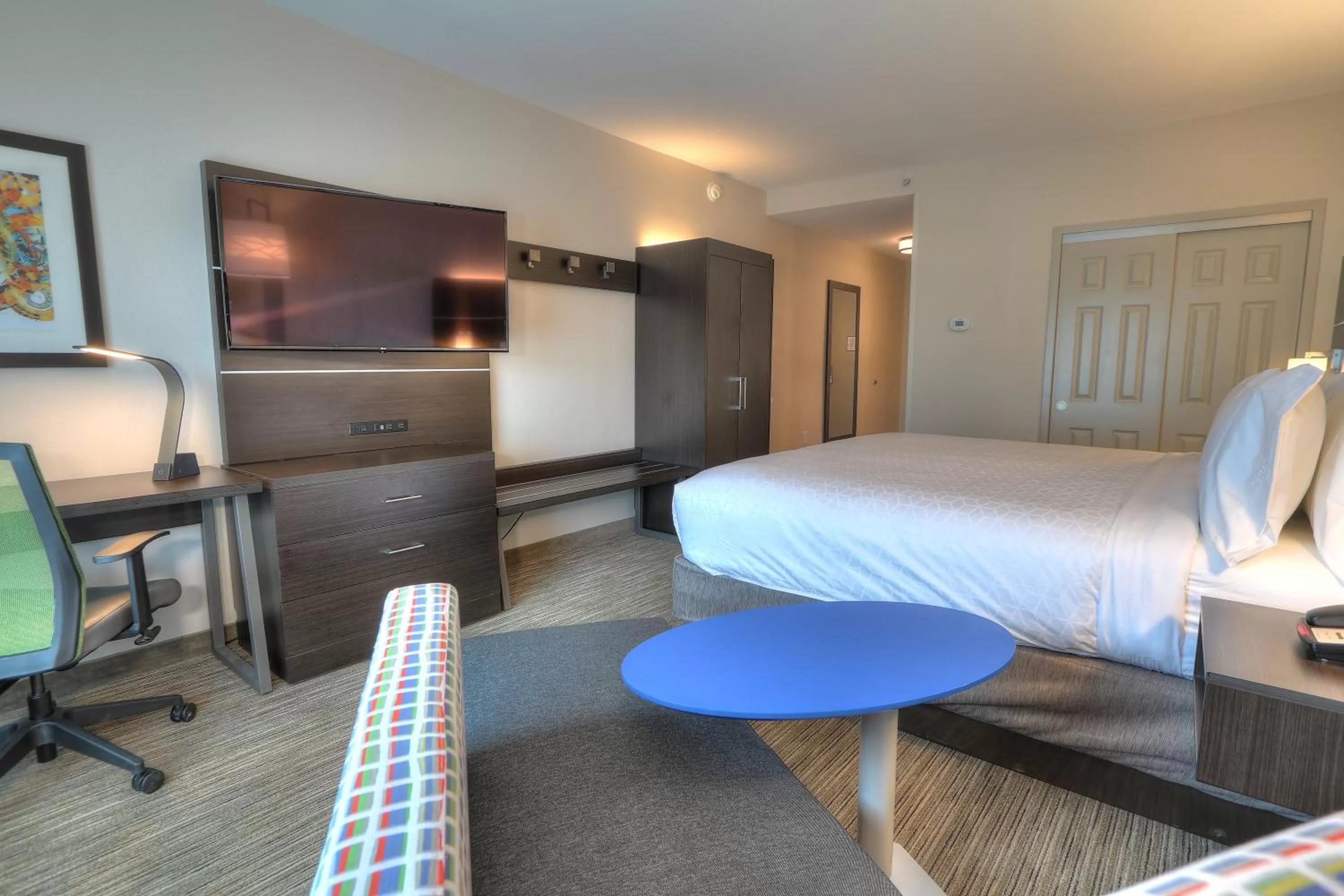 Photo of the whole room, Bed in Holiday Inn Express Hotel & Suites Mobile Saraland by IHG