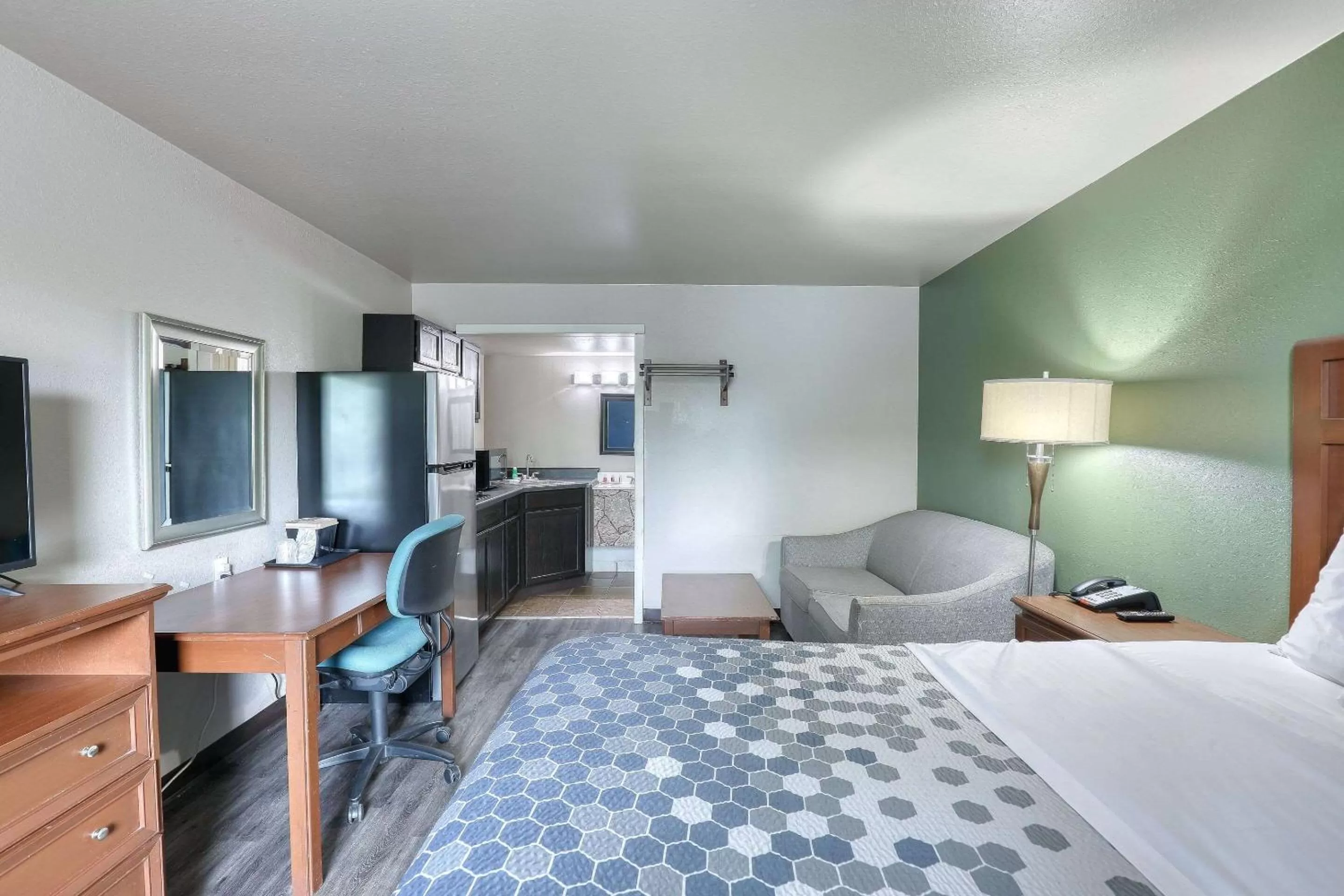 Bedroom, Bed in Suburban Studios Neenah-Appleton