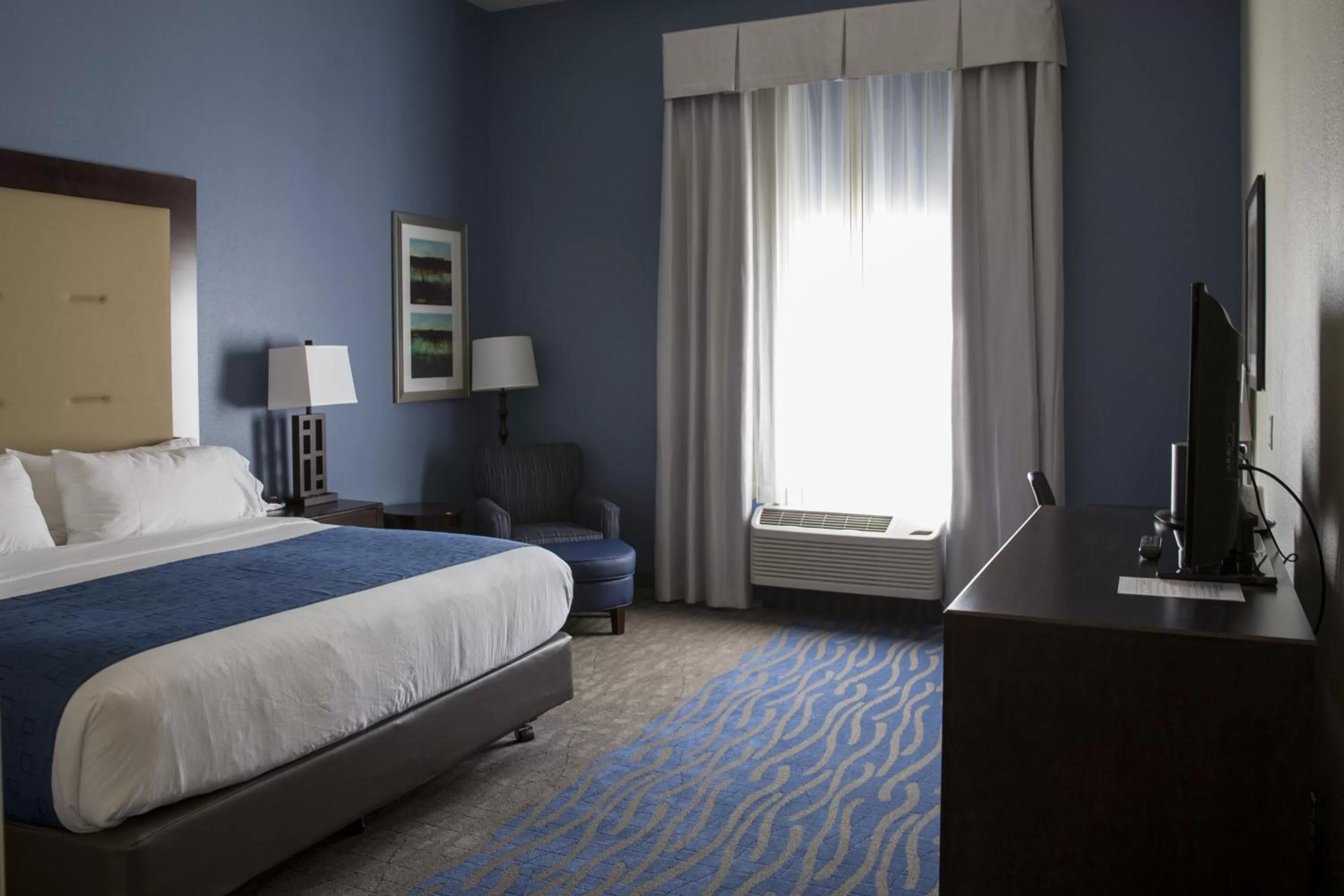 Bedroom, Bed in Holiday Inn Express and Suites Edwardsville by IHG