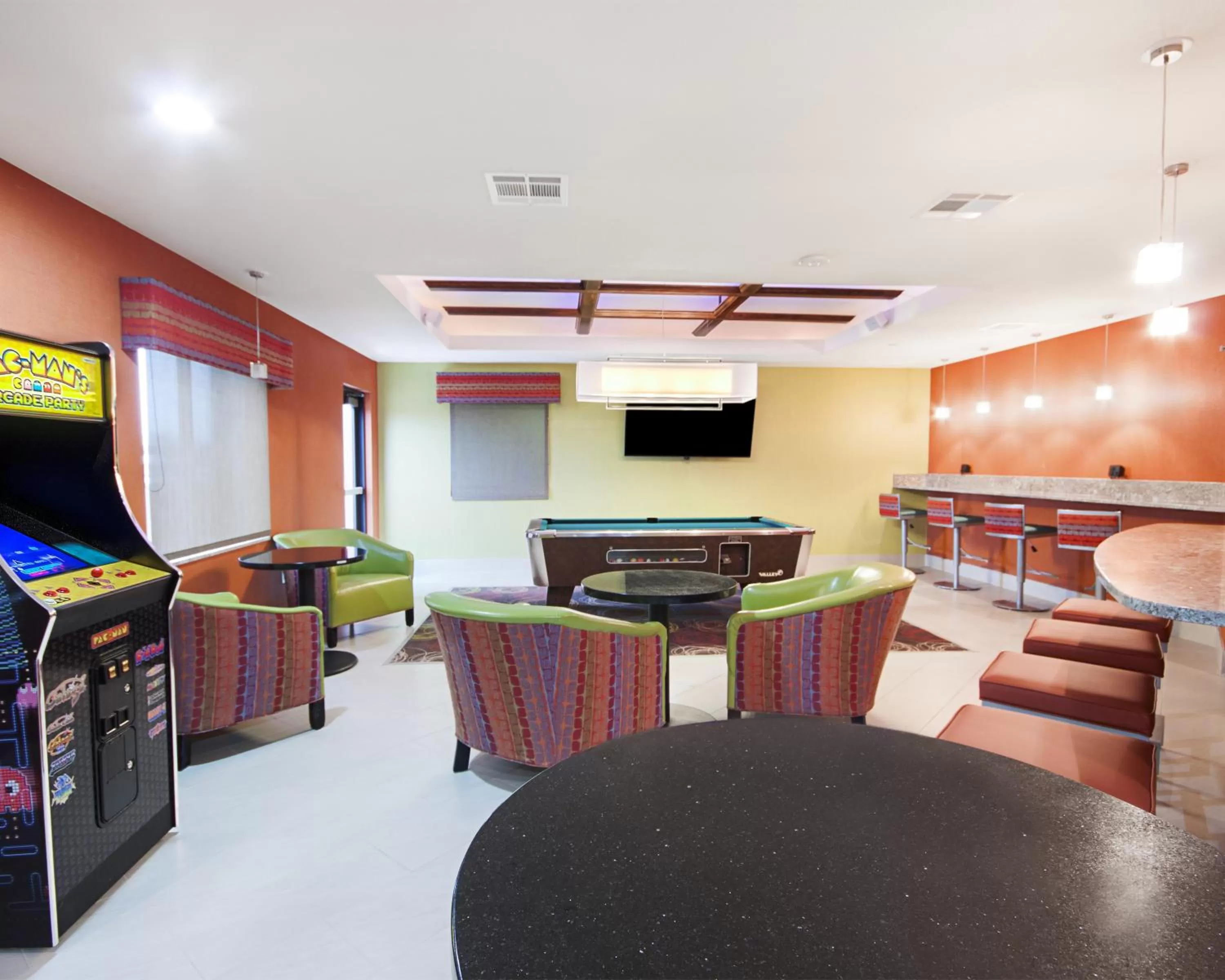 Communal lounge/ TV room in MainStay Suites Hobbs