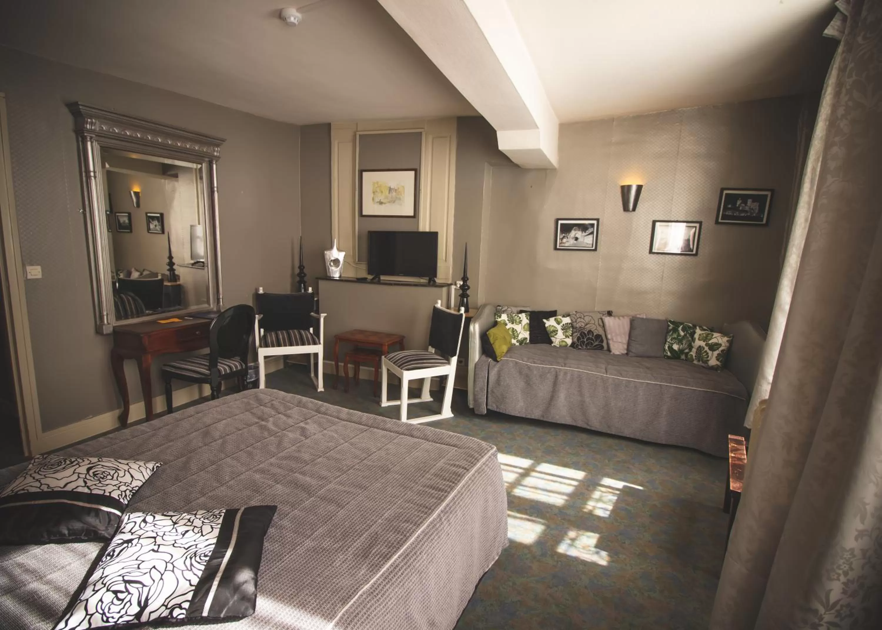 Lounge or bar in Hôtel De La Banniere De France