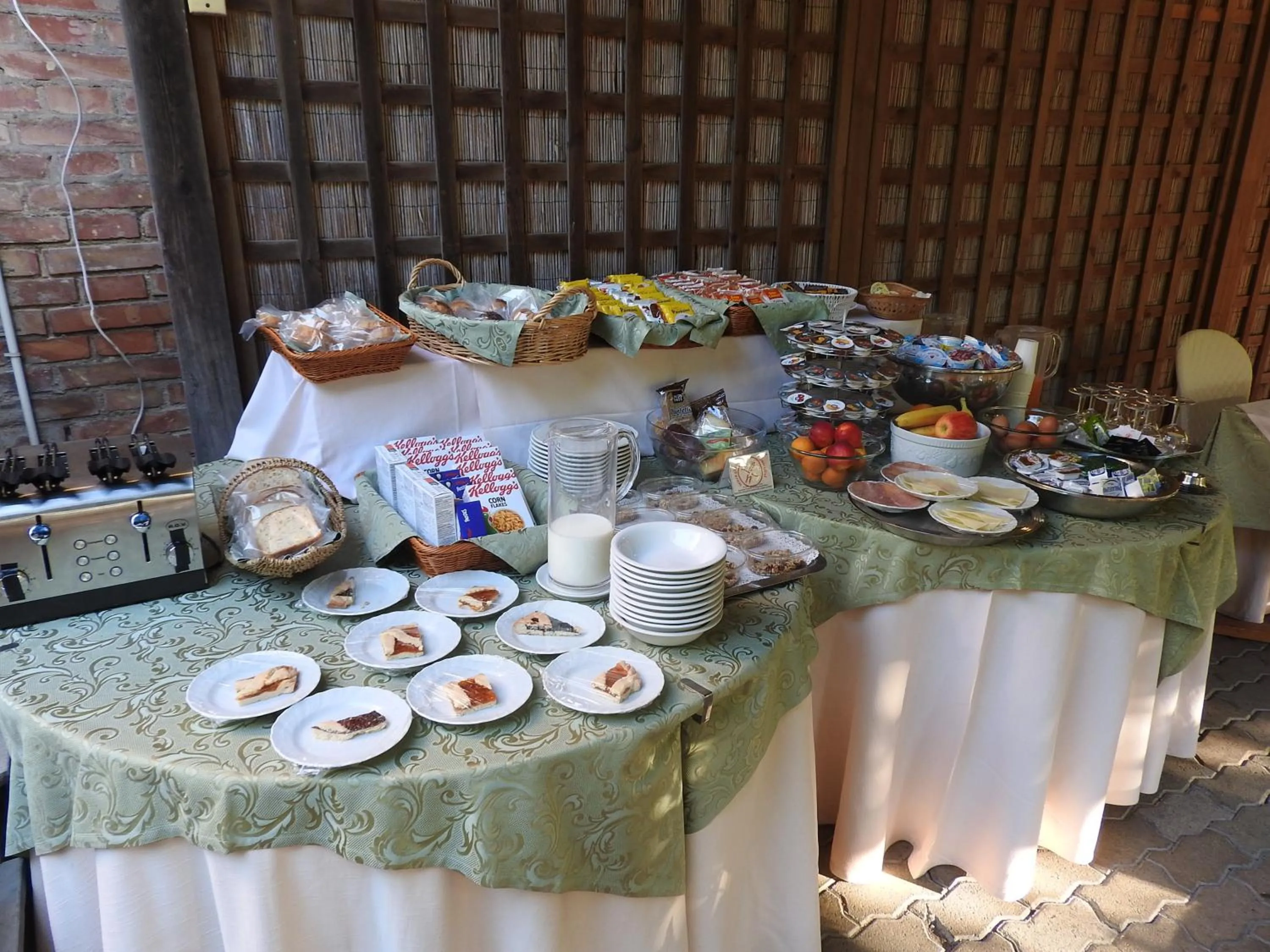 Breakfast in Hotel Moderno