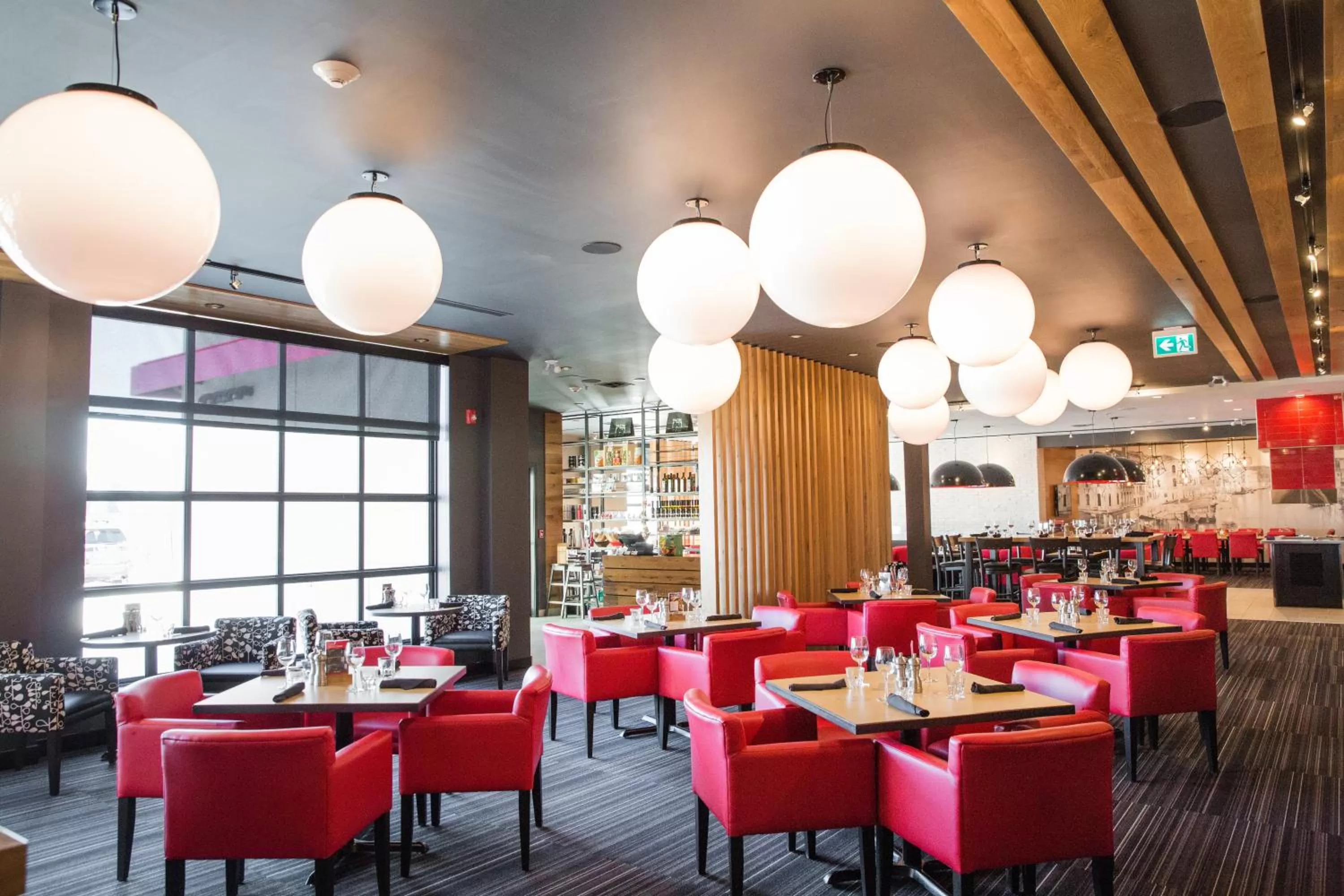 Restaurant/places to eat in Holiday Inn Hotel & Suites Calgary South - Conference Ctr by IHG