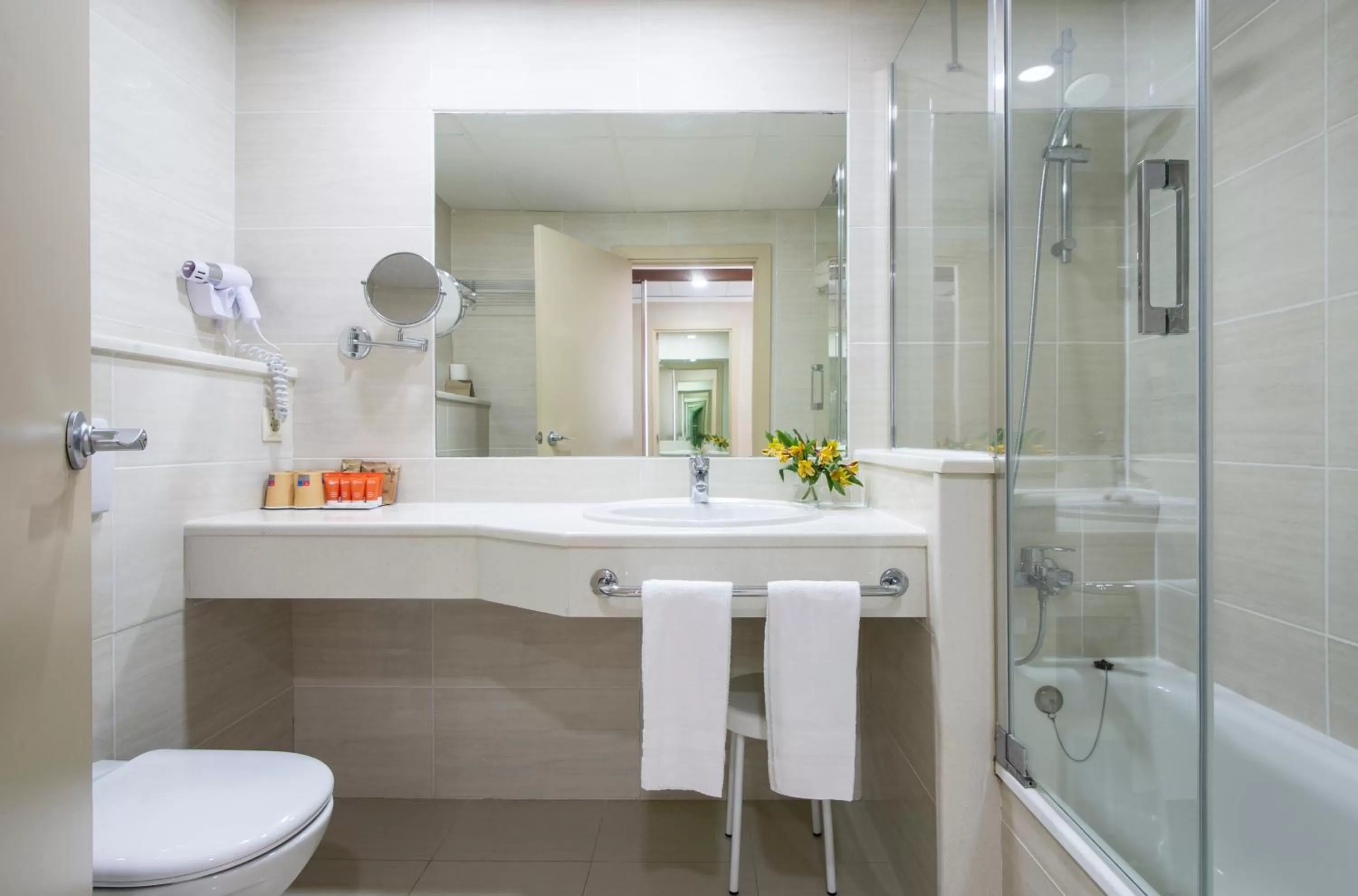 Bathroom in Hotel Bahía Calpe by Pierre & Vacances