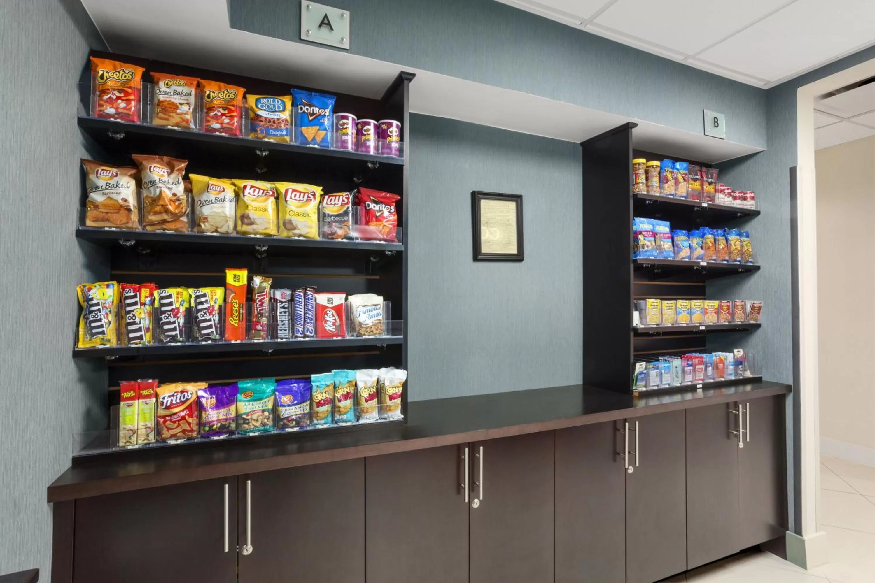 On-site shops in Country Inn & Suites by Radisson Nashville Airport TN