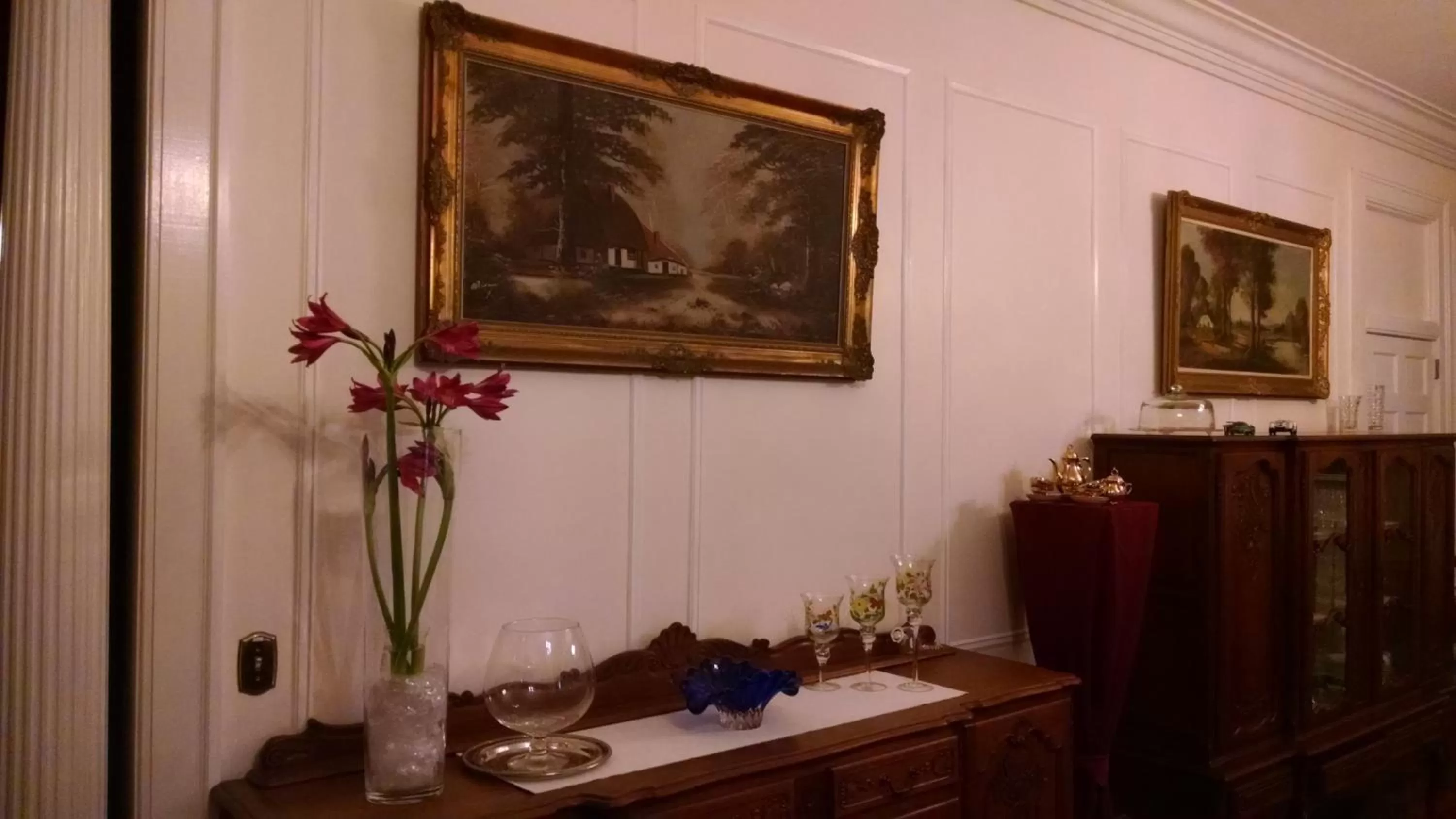 Dining area, TV/Entertainment Center in Fruits of Vienna B&B